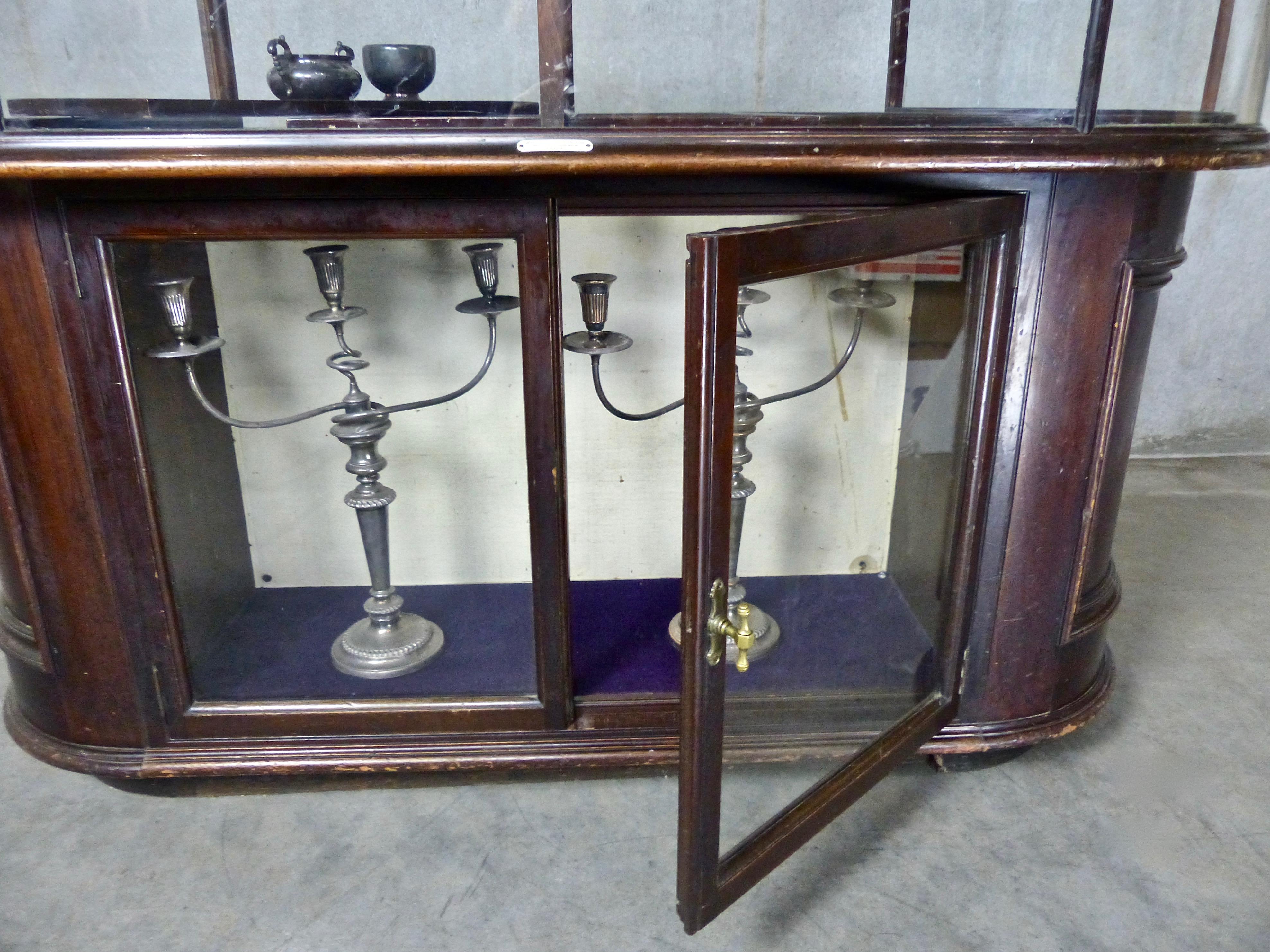 19th Century Victorian Curved Glass Display Case by Curtis, Leeds, England In Good Condition In Surrey, BC