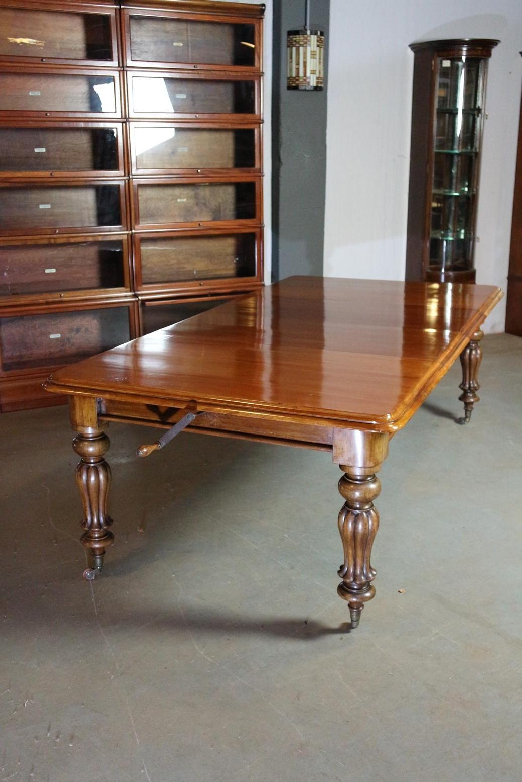 Beautiful antique mahogany dining room table with 2 original leaves with which the table can be extended. Wind out mechanisme with which the table can be turned in and out. These are very solid systems so that the table closes tightly again with the