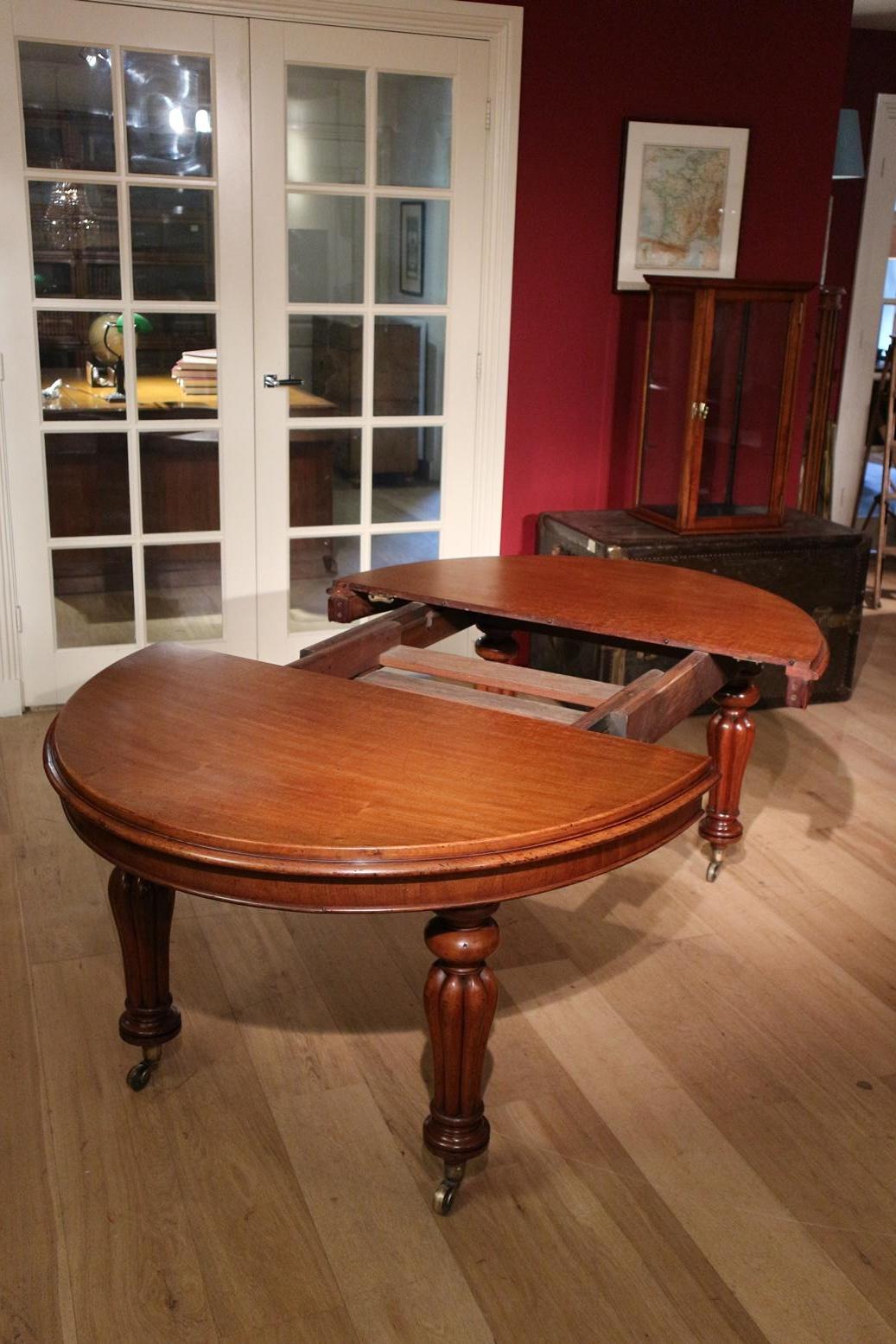English 19th Century Victorian Dining Table