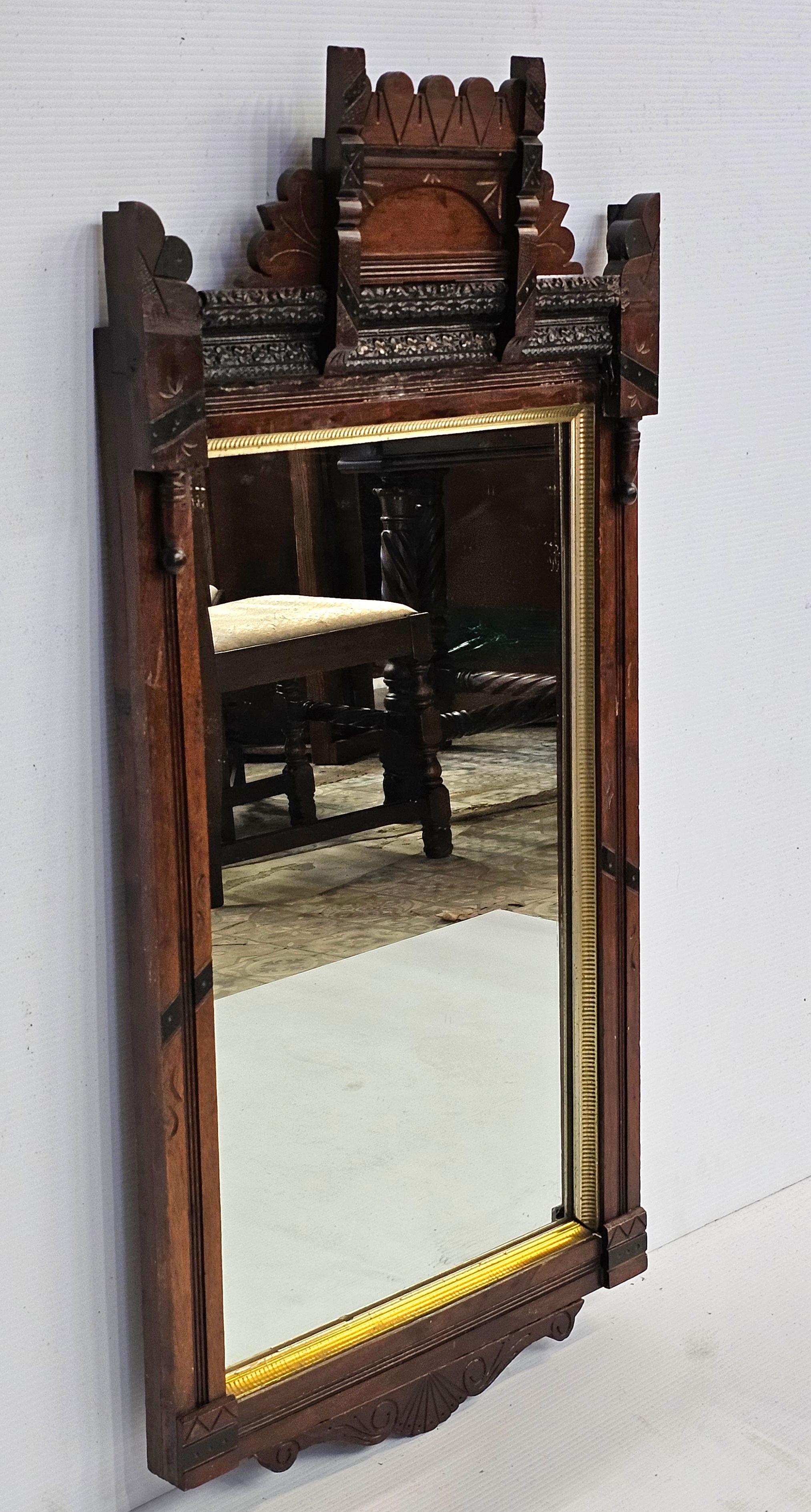 Miroir mural victorien Eastlake Parcel à cadre en noyer décoré de dorures, datant du 19e siècle
Mesure 20,5