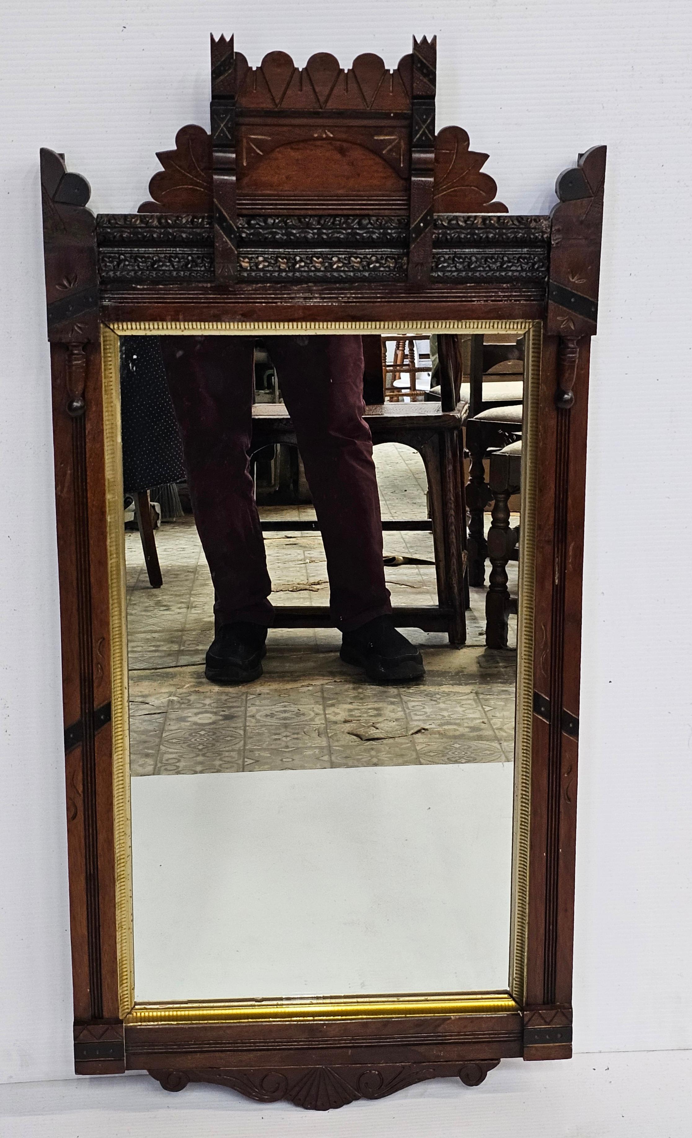 Américain 19ème siècle Victorien Eastlake Parcel Miroir Décoré en Doré avec Cadre en Noyer en vente