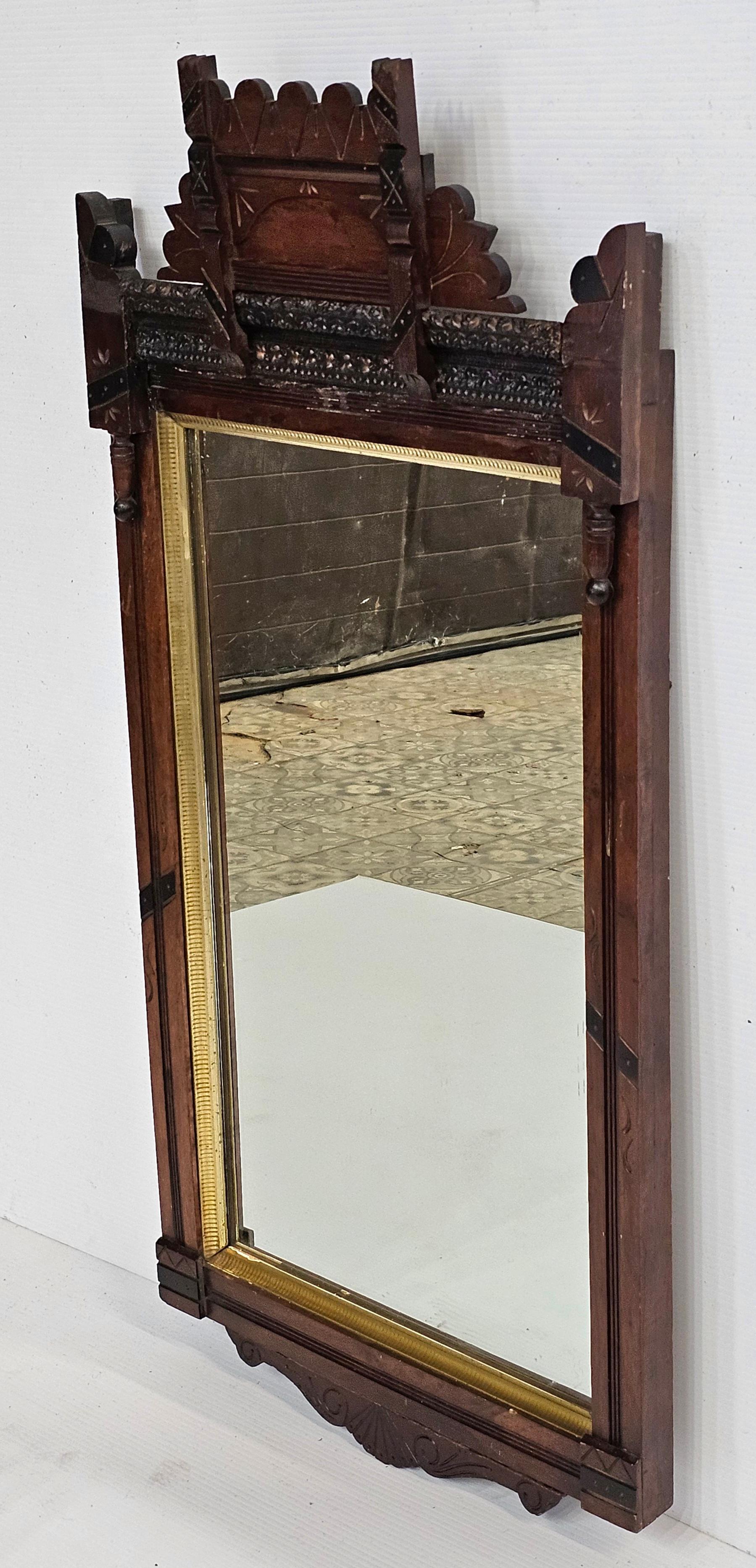 Sculpté à la main 19ème siècle Victorien Eastlake Parcel Miroir Décoré en Doré avec Cadre en Noyer en vente