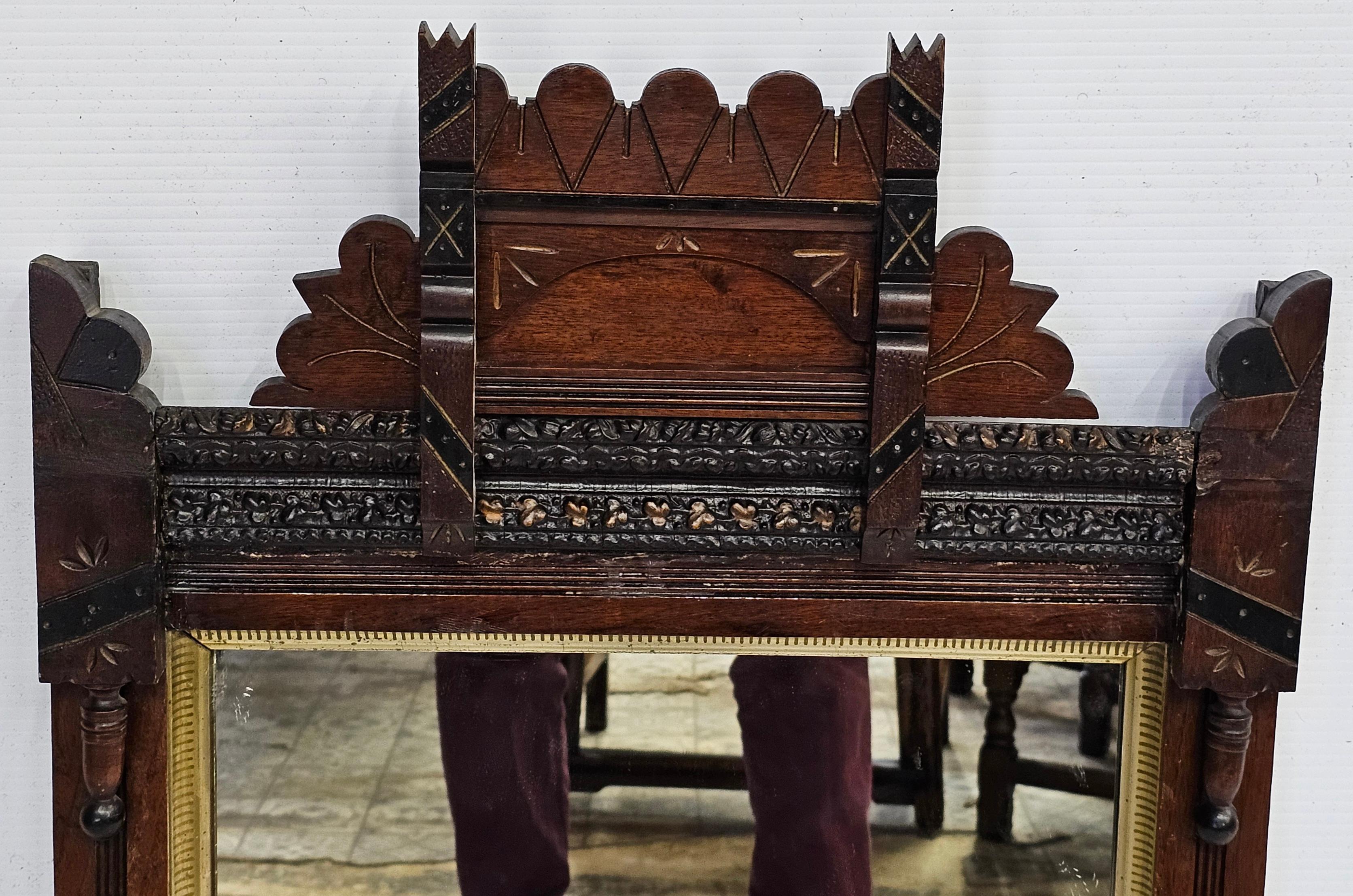 19ème siècle Victorien Eastlake Parcel Miroir Décoré en Doré avec Cadre en Noyer Bon état - En vente à Germantown, MD