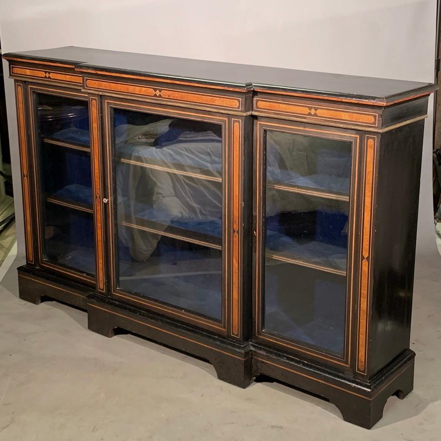 Lovely quality Victorian ebonized and burr walnut inlaid breakfront Credenza in good original condition.
Simple style, elegant proportions and very decorative.
Internally, there are two full width shelves with their original deep blue velvet which