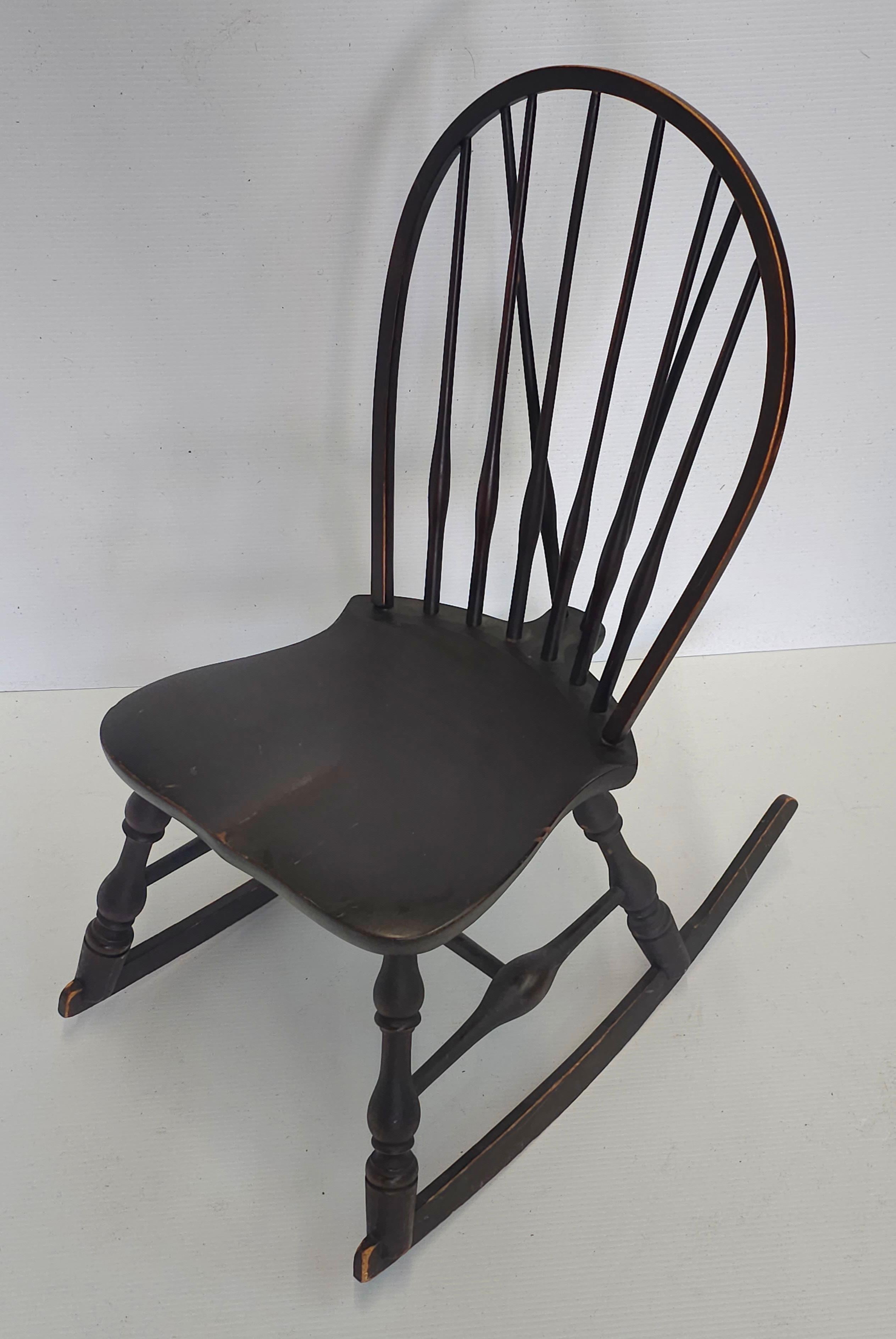 Mid-Century moderno Dondolo inglese vittoriano del XIX secolo in Oak Ebanizzato in vendita