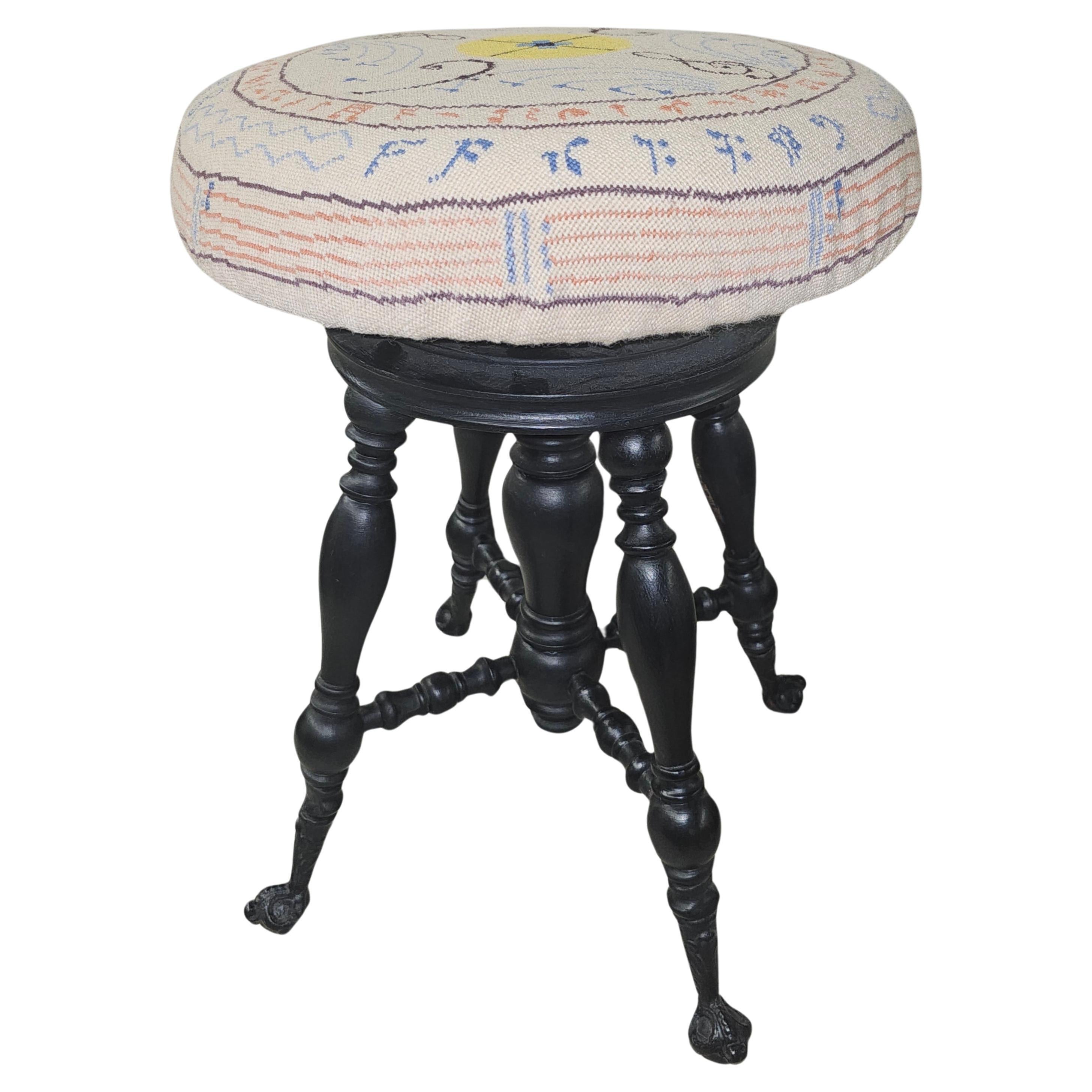 Tabouret de piano victorien du 19ème siècle en bois ébénisé et broderie à l'aiguille en vente