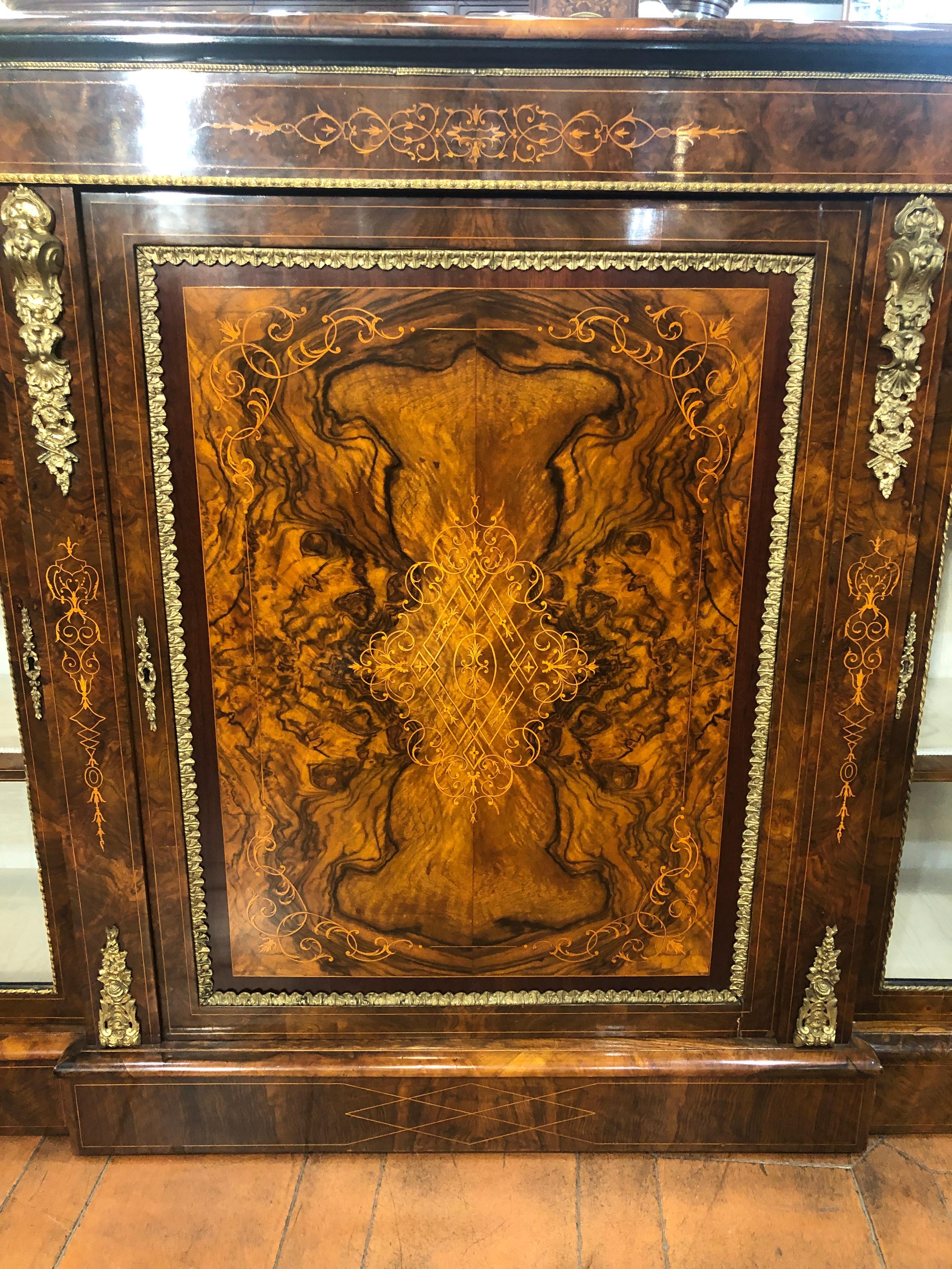 English walnut burl cabinet, Victorian period, circa 1860, inlaid with boxwood. In excellent state of conservation. Bronze applications coeve to the cabinet. Cabinet with breakfront, lateral depth 37 cm, central 40 cm.