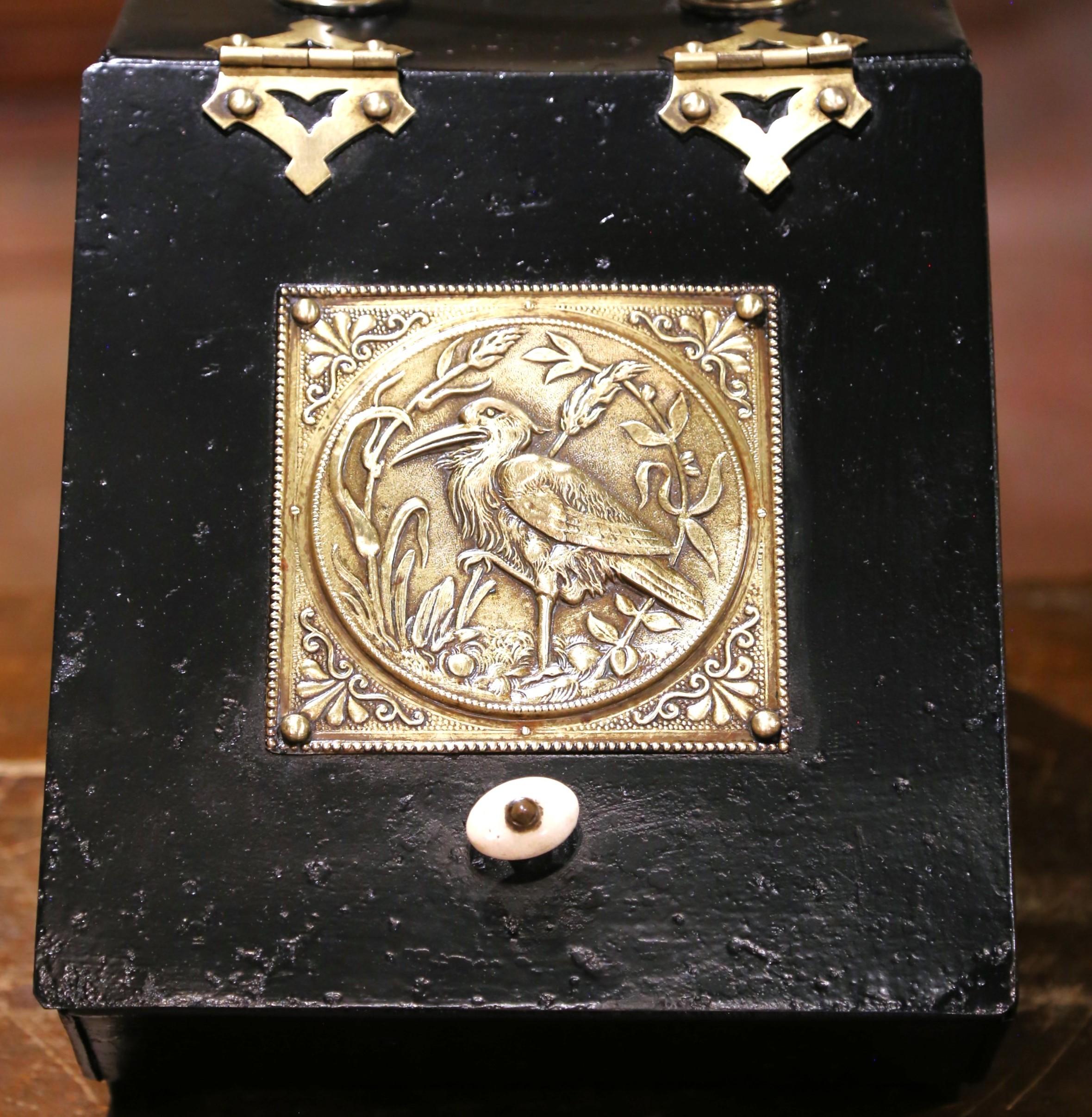 Escudilla inglesa victoriana del siglo XIX de tole negro con placa de pájaro en venta 3