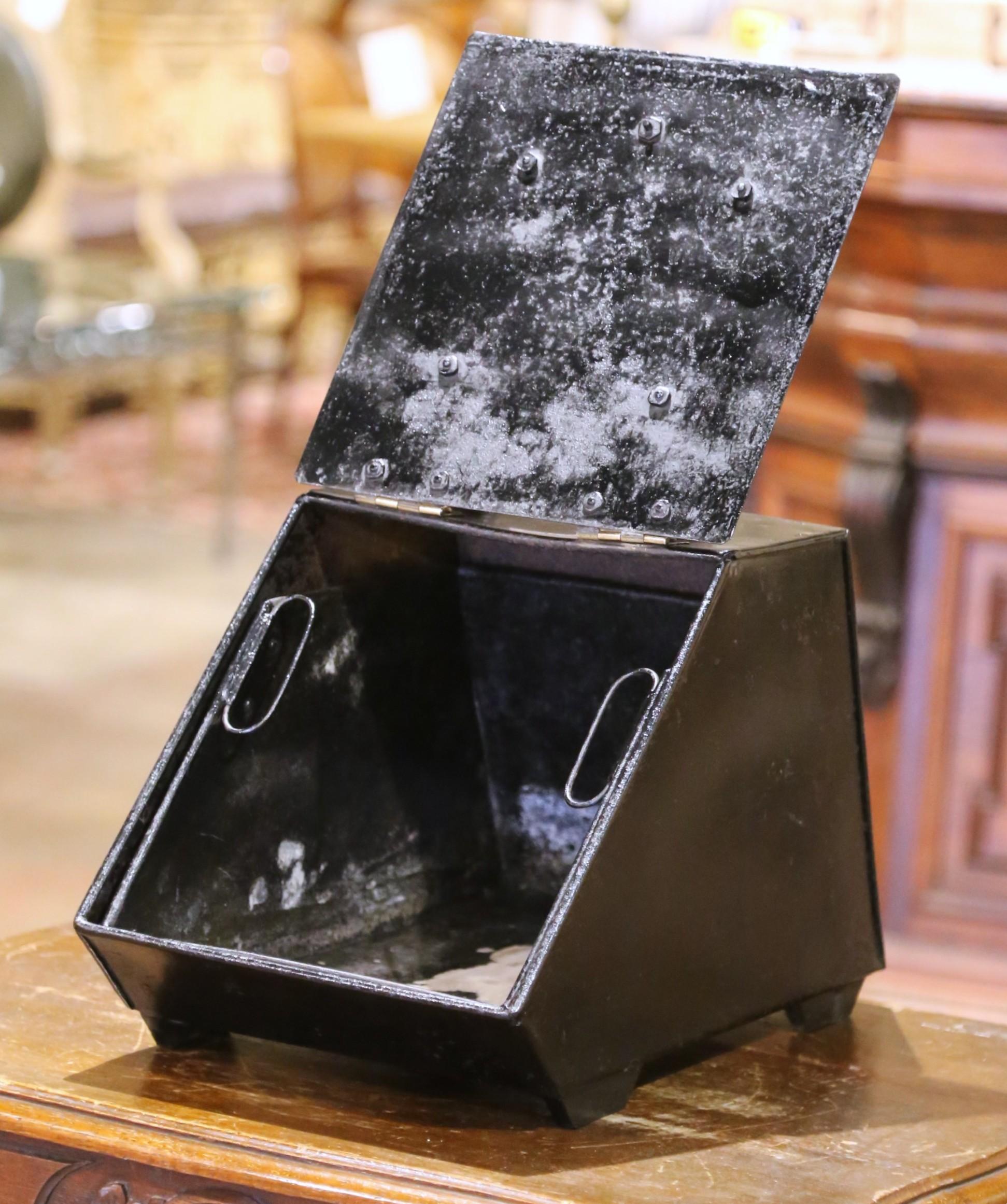 Escudilla inglesa victoriana del siglo XIX de tole negro con placa de pájaro Victoriano en venta