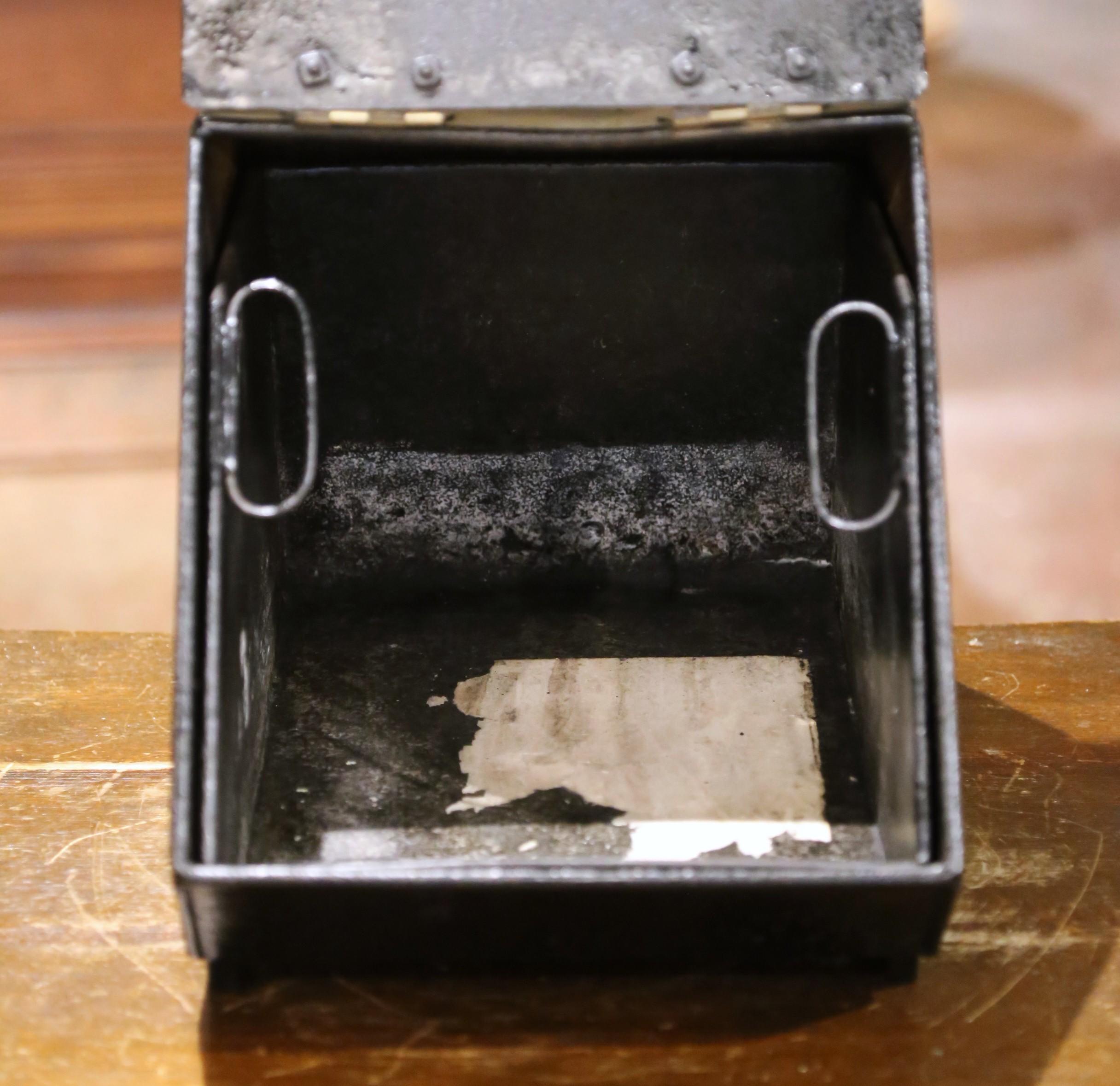 Escudilla inglesa victoriana del siglo XIX de tole negro con placa de pájaro Inglés en venta