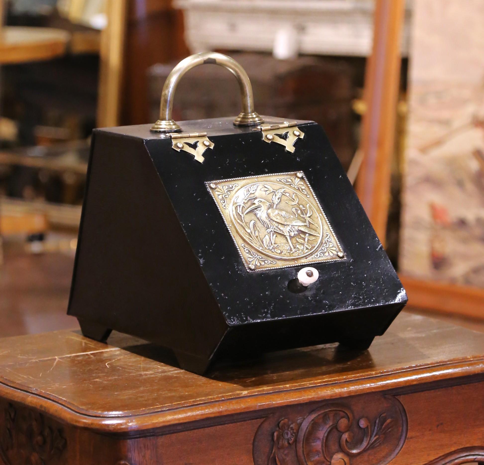 Escudilla inglesa victoriana del siglo XIX de tole negro con placa de pájaro Hecho a mano en venta