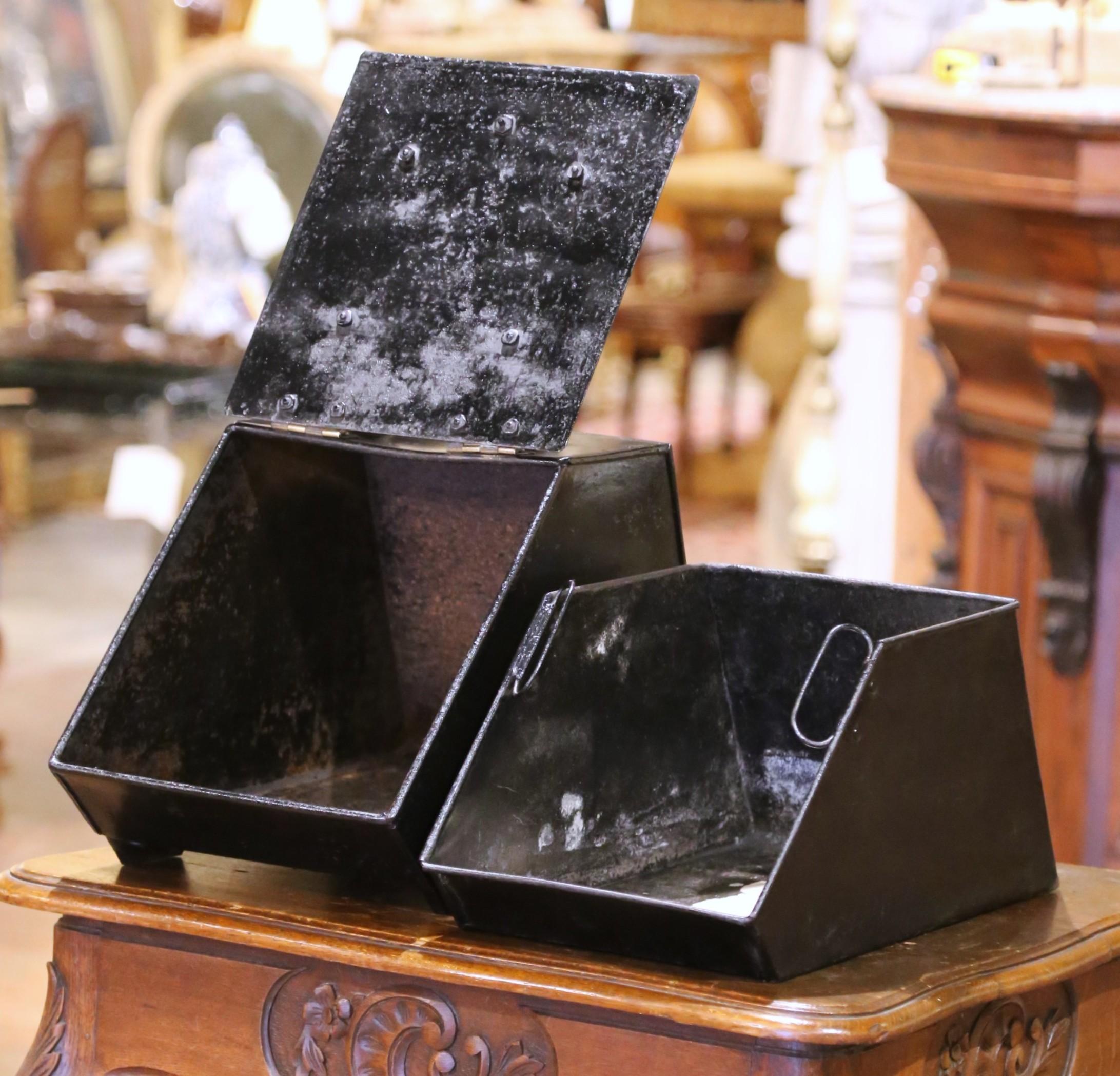 Escudilla inglesa victoriana del siglo XIX de tole negro con placa de pájaro en Excelente estado para la venta en Dallas, TX