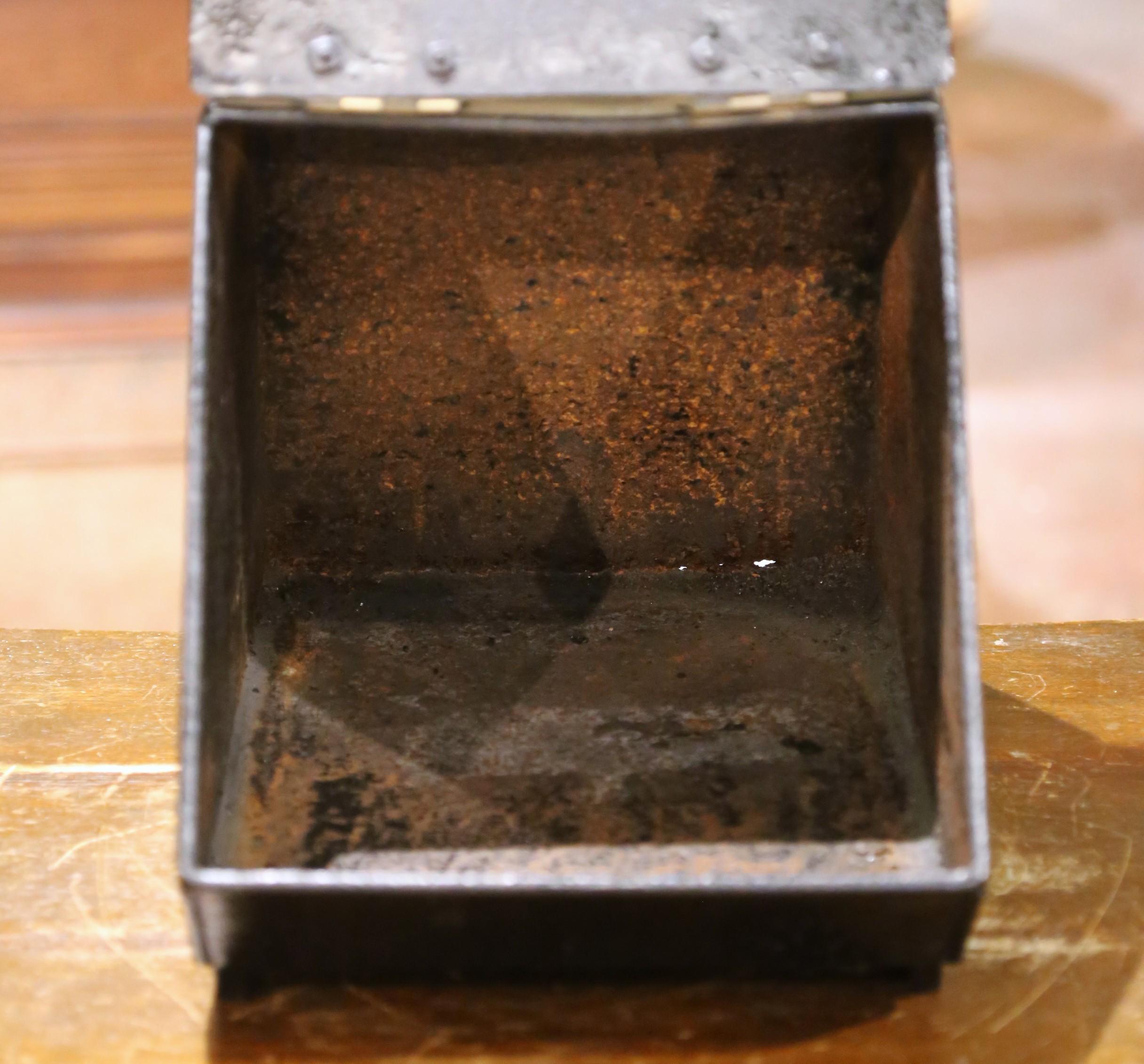 Escudilla inglesa victoriana del siglo XIX de tole negro con placa de pájaro Hierro en venta