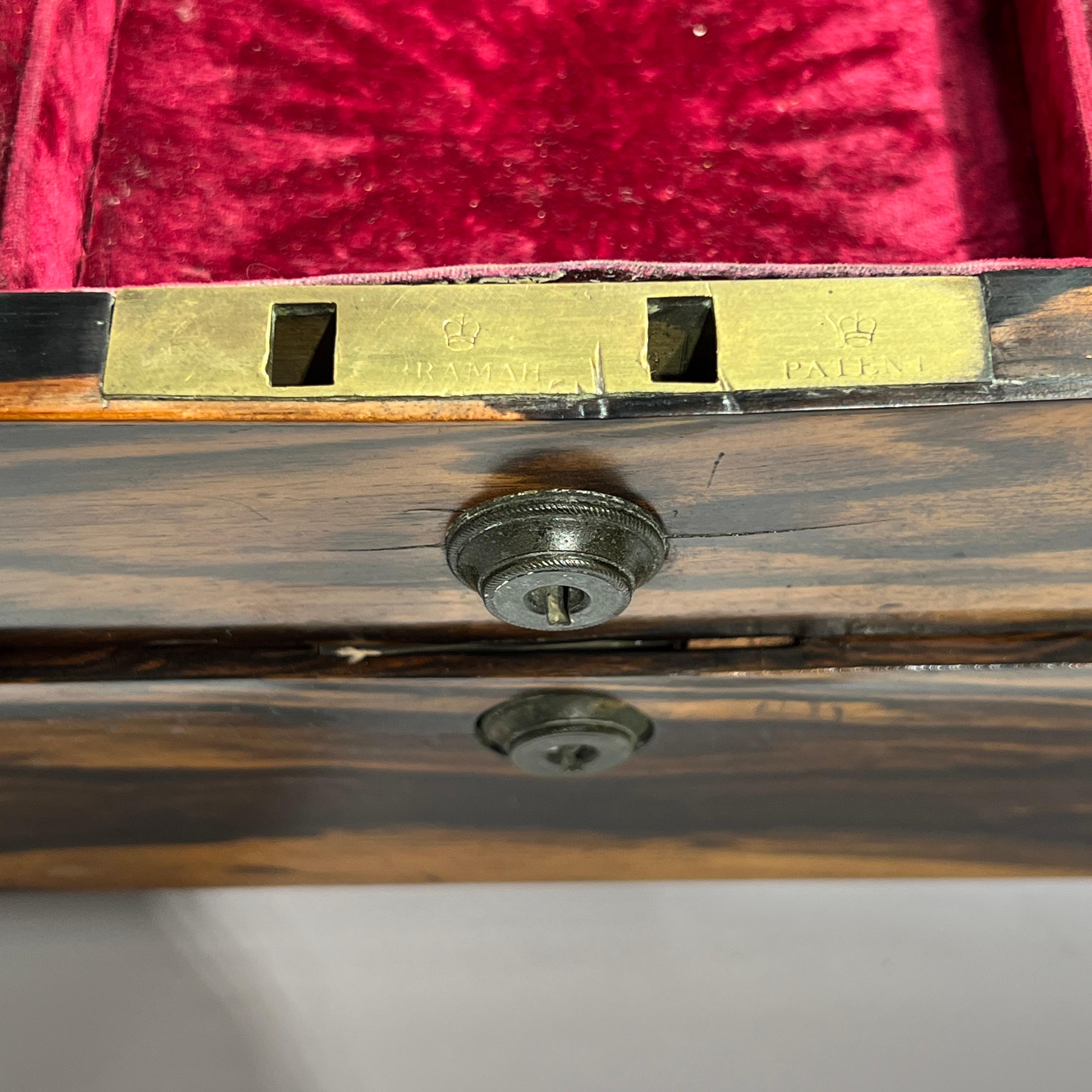 Boîte anglaise victorienne du 19ème siècle en bois d'ébène montée sur laiton en vente 3