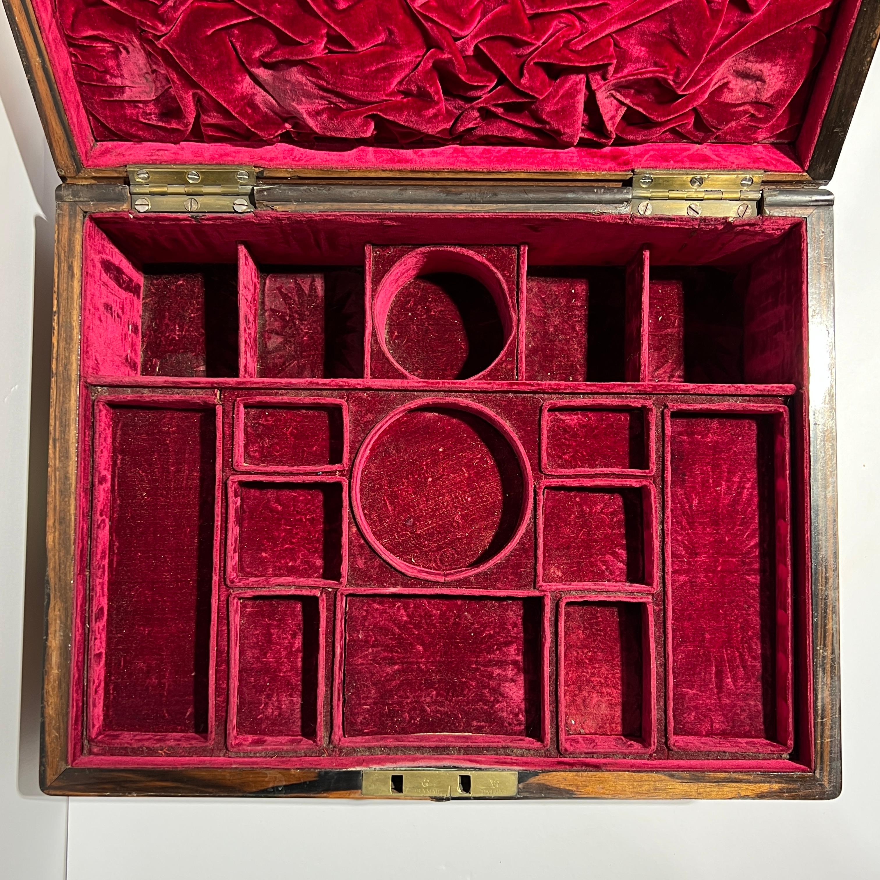 Boîte anglaise victorienne du 19ème siècle en bois d'ébène montée sur laiton en vente 4