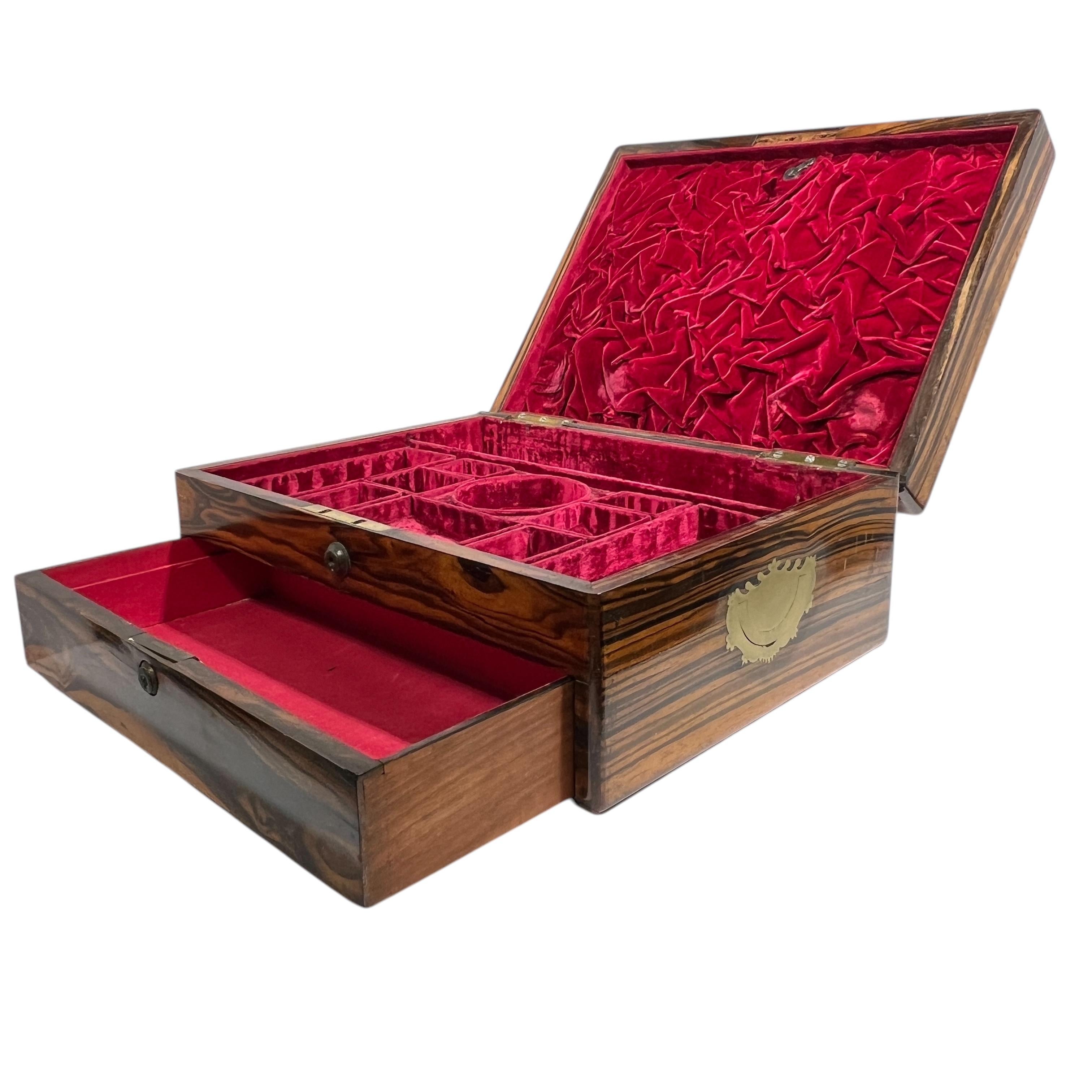 Boîte anglaise victorienne du 19ème siècle en bois d'ébène montée sur laiton en vente 5