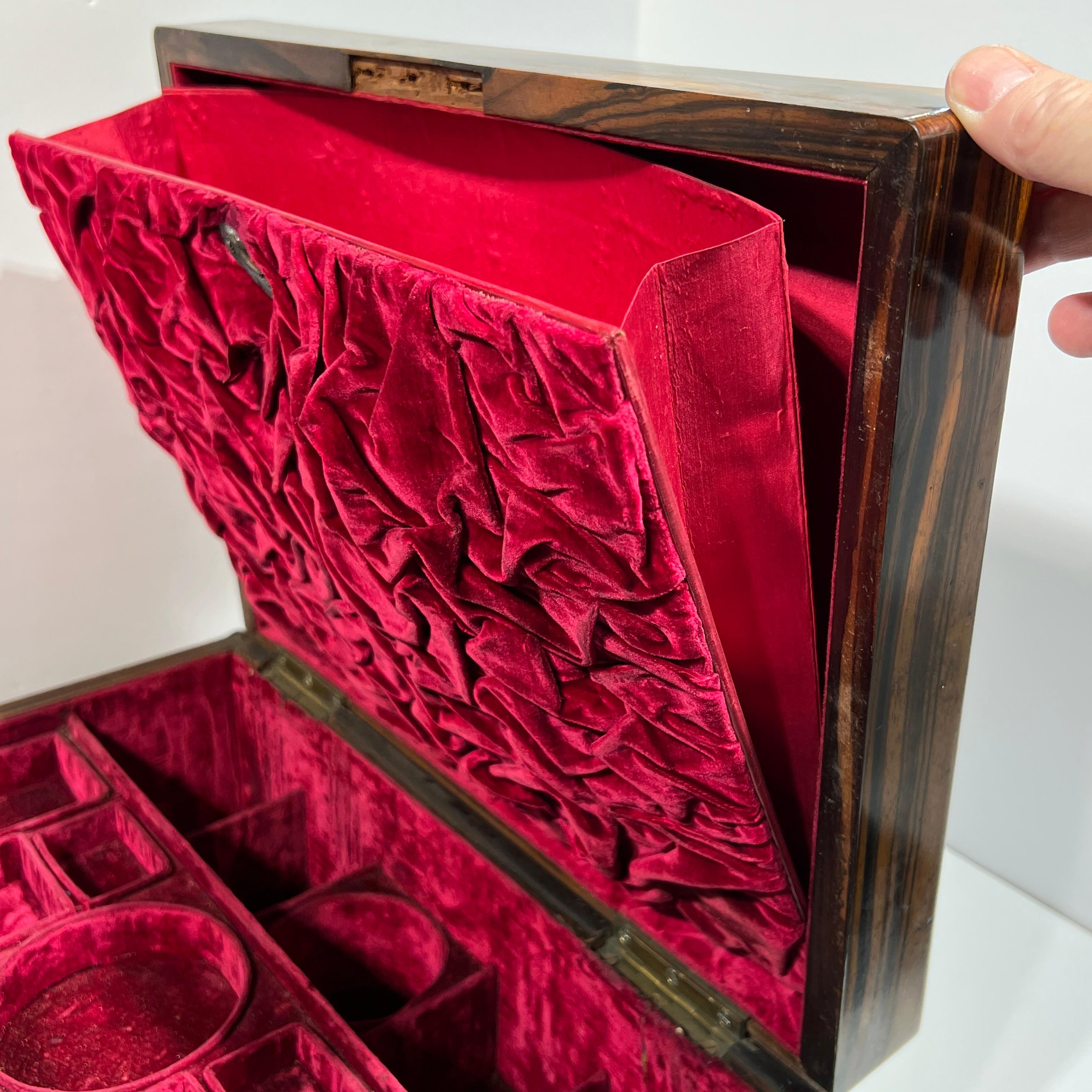 Boîte anglaise victorienne du 19ème siècle en bois d'ébène montée sur laiton en vente 6