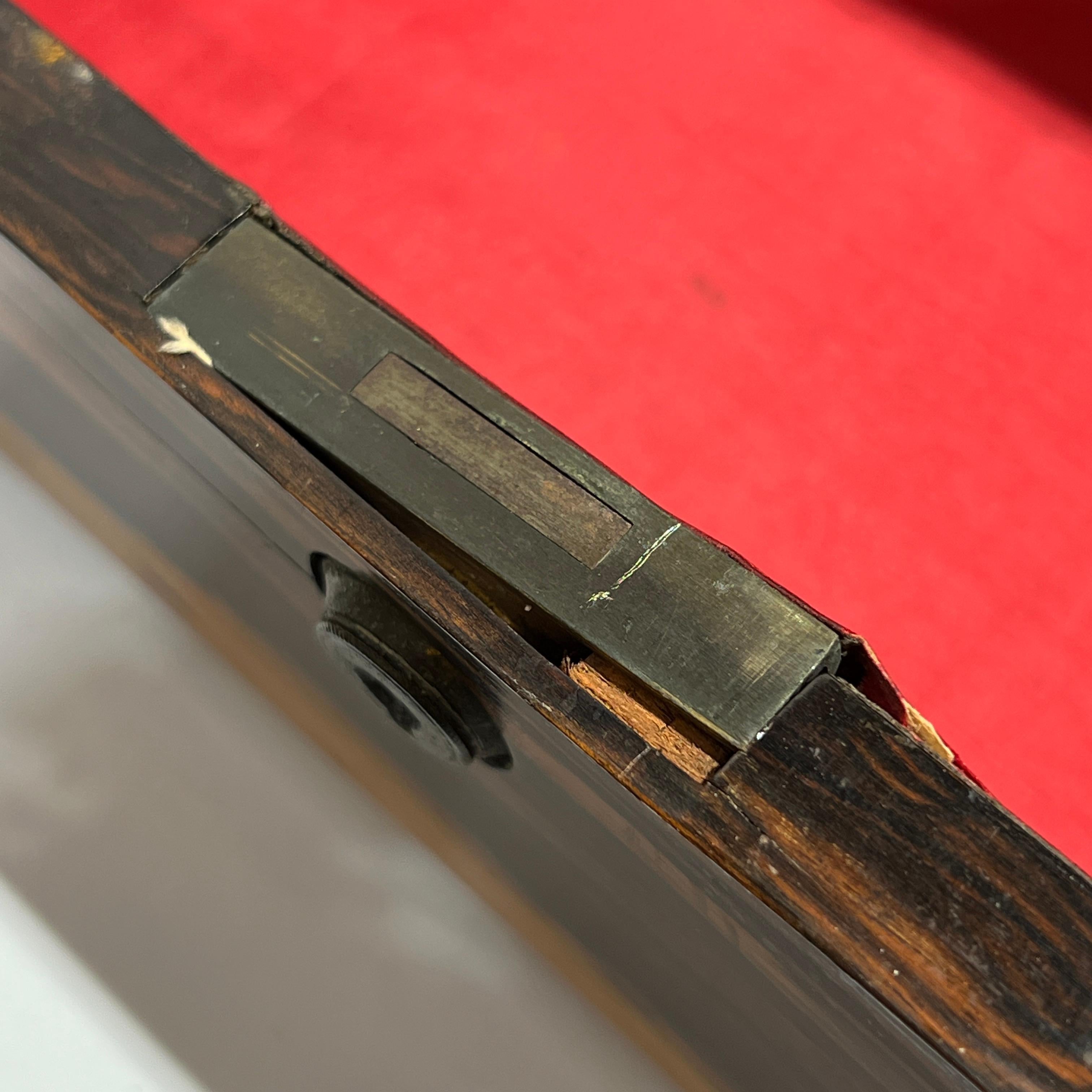 Boîte anglaise victorienne du 19ème siècle en bois d'ébène montée sur laiton en vente 7