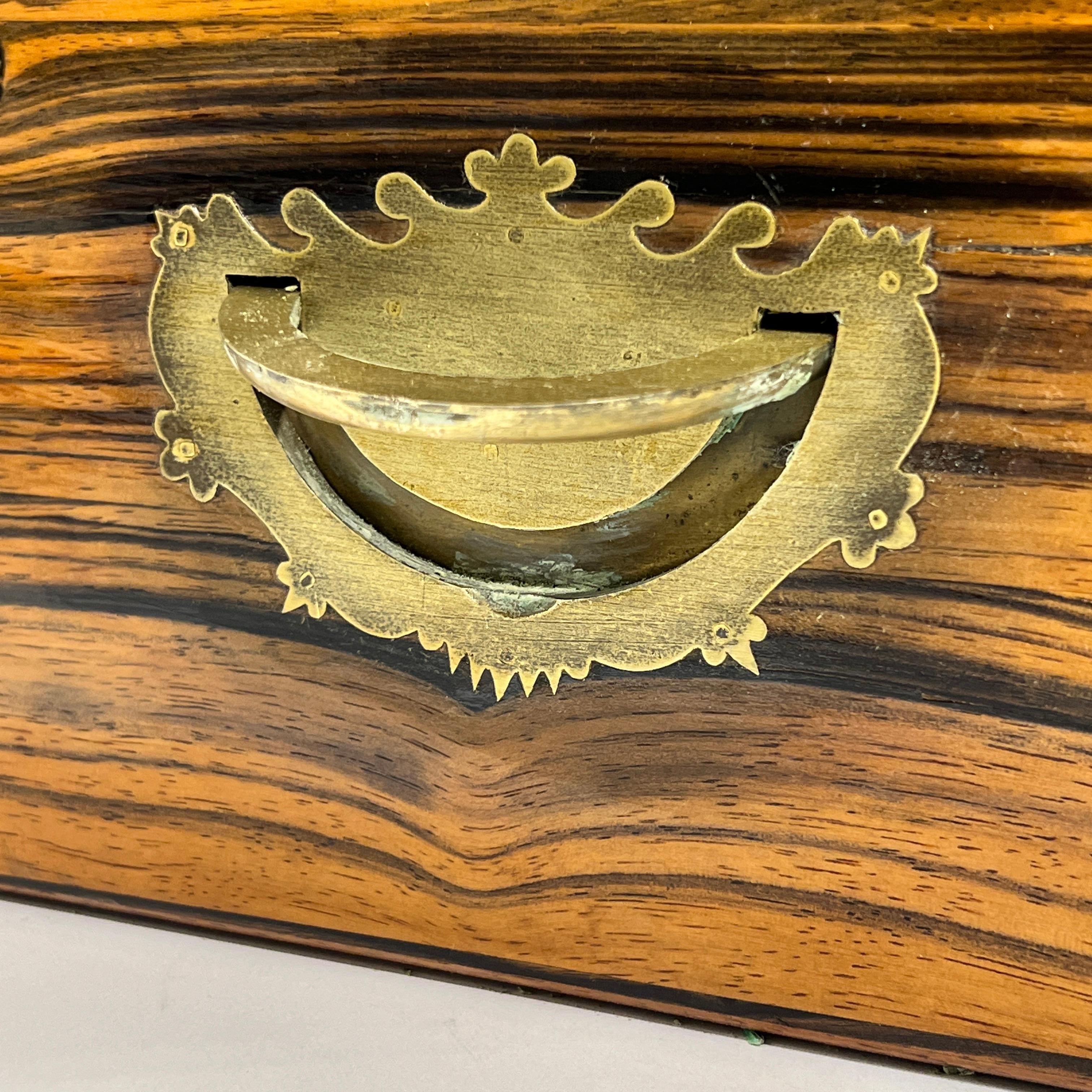 Victorien tardif Boîte anglaise victorienne du 19ème siècle en bois d'ébène montée sur laiton en vente