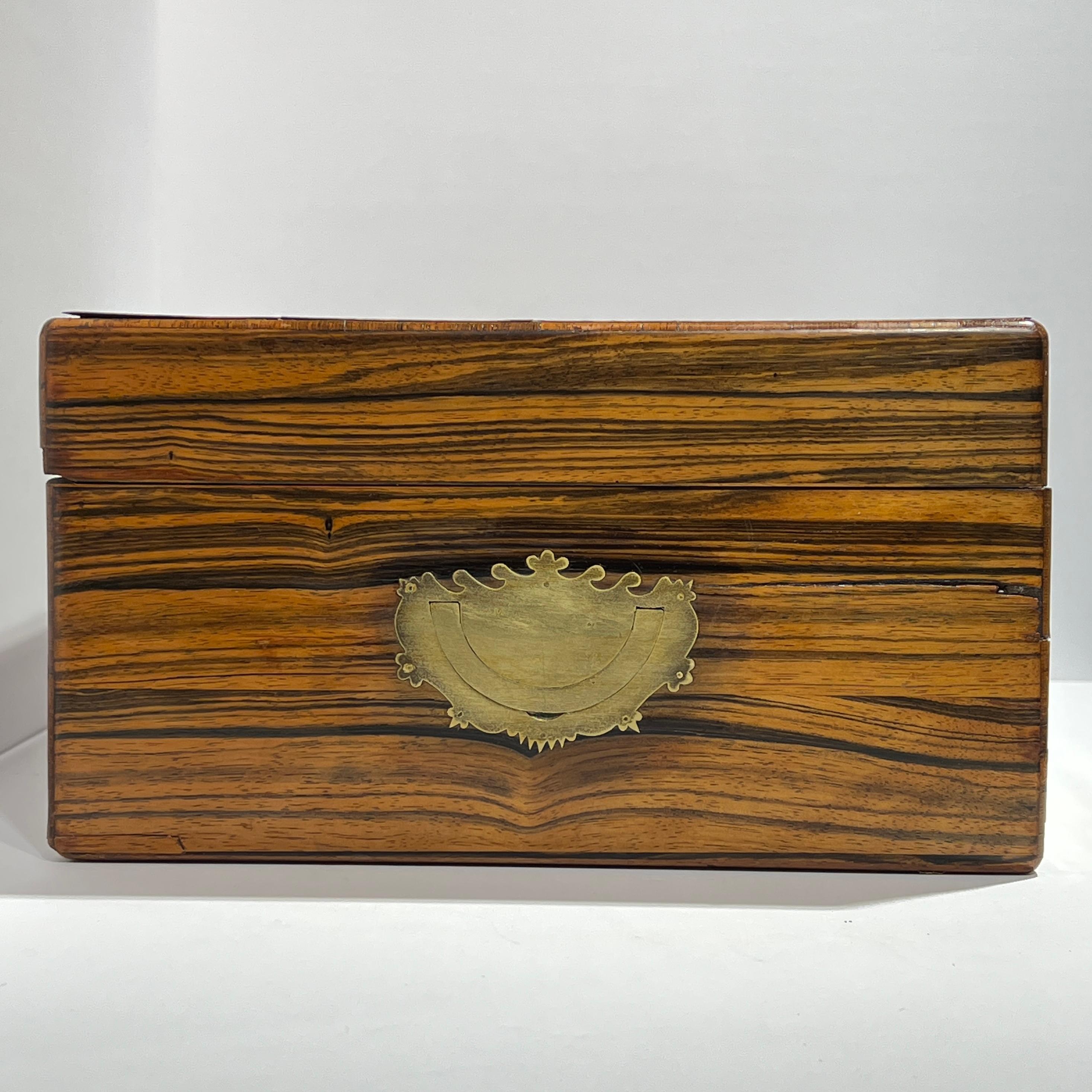 Anglais Boîte anglaise victorienne du 19ème siècle en bois d'ébène montée sur laiton en vente
