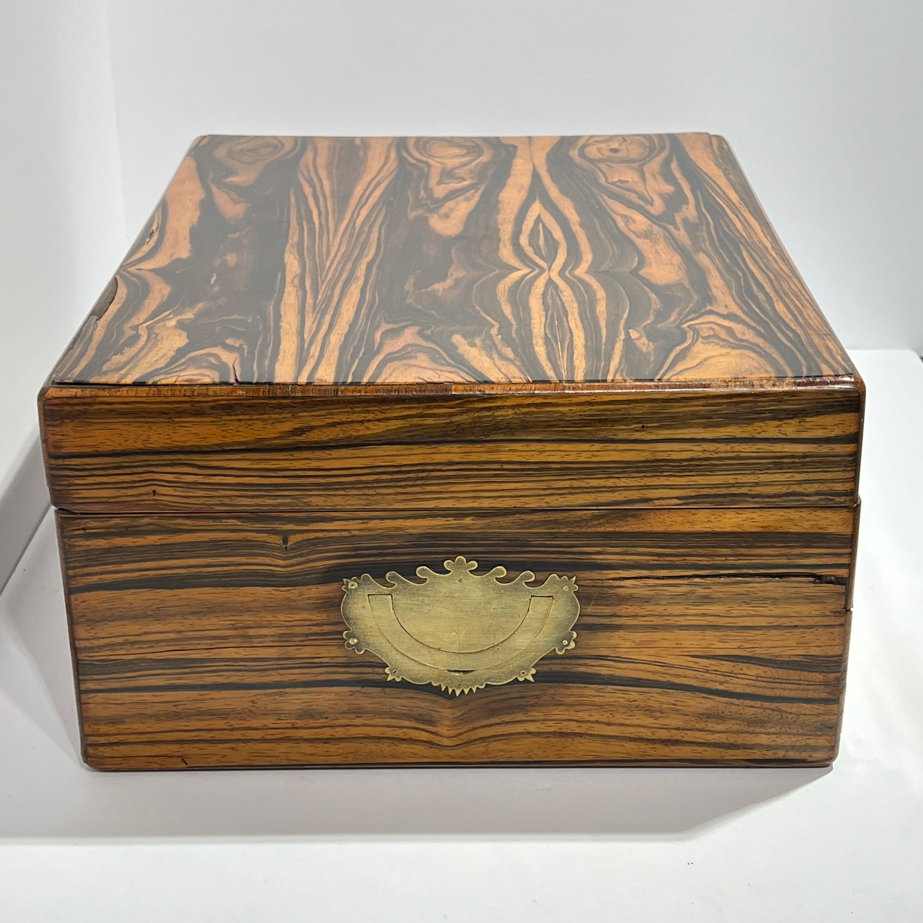 XIXe siècle Boîte anglaise victorienne du 19ème siècle en bois d'ébène montée sur laiton en vente