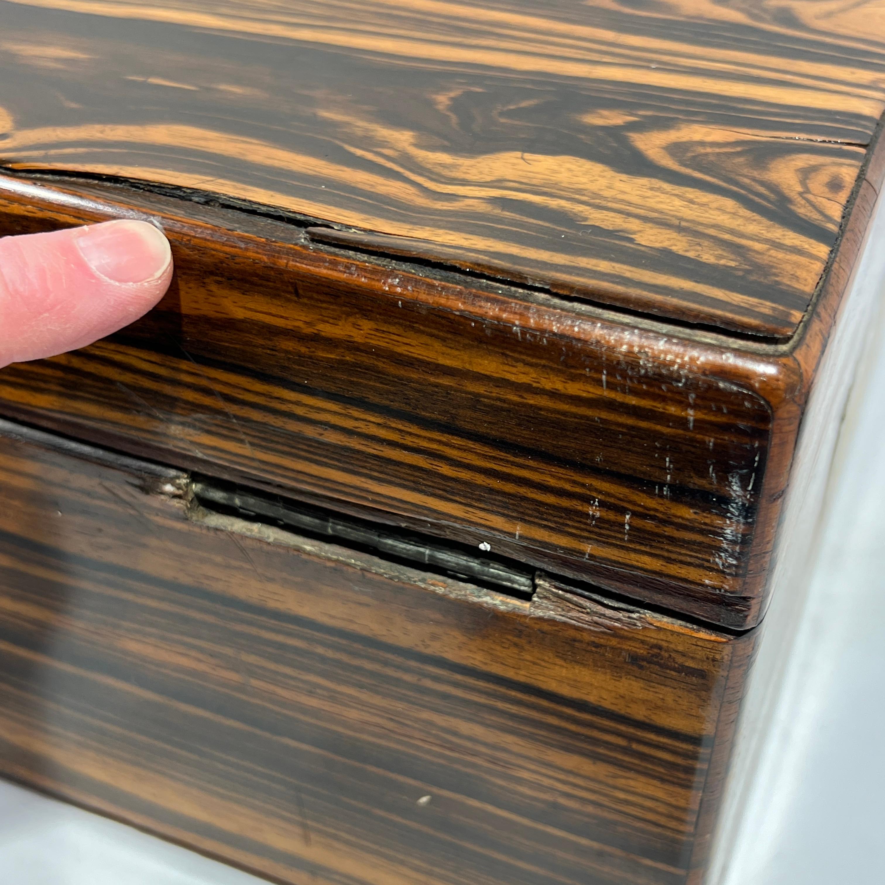Boîte anglaise victorienne du 19ème siècle en bois d'ébène montée sur laiton en vente 2