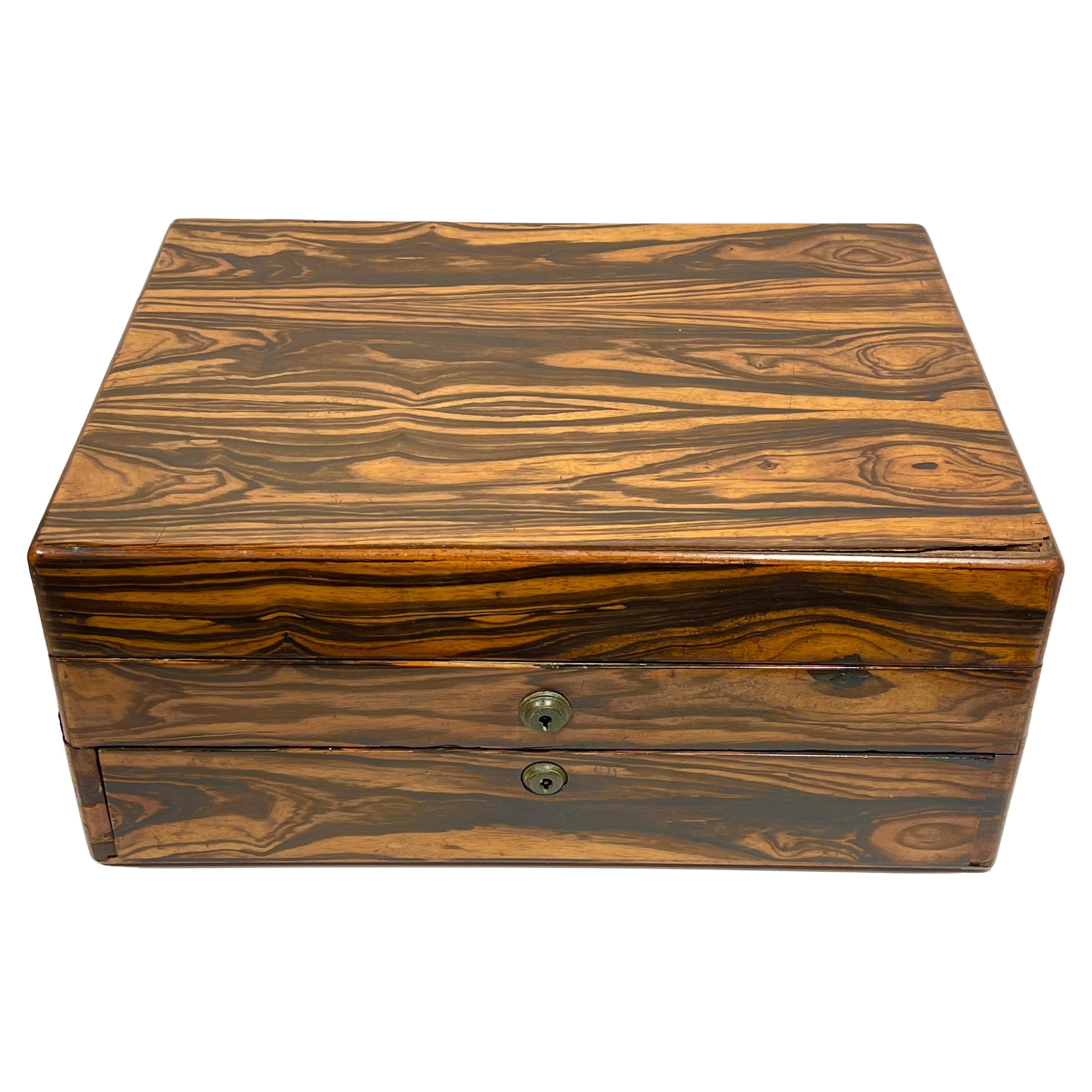 Caja de madera de ébano montada en latón inglés victoriano del siglo XIX