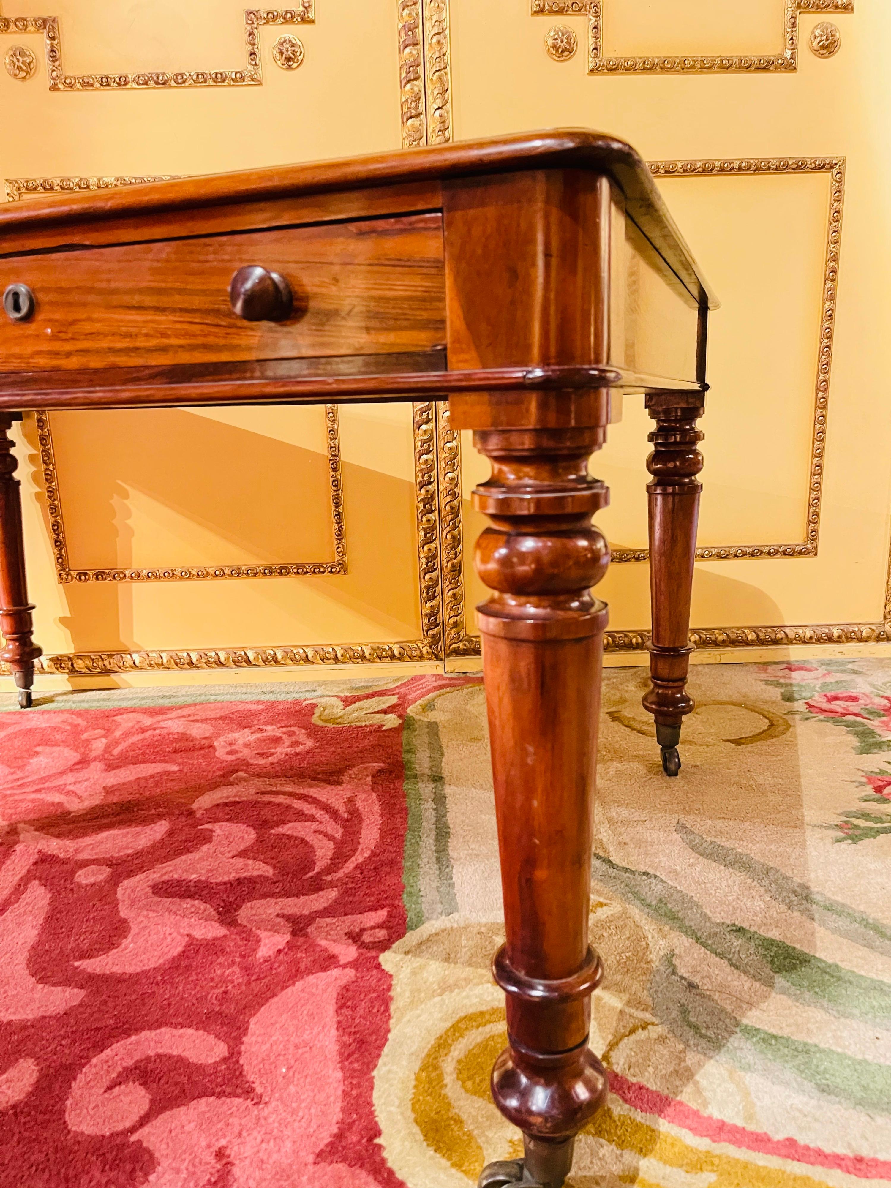 Table à écrire en forme de colonne avec pieds en forme de colonne de bureau de style victorien anglais du 19ème siècle en vente 3