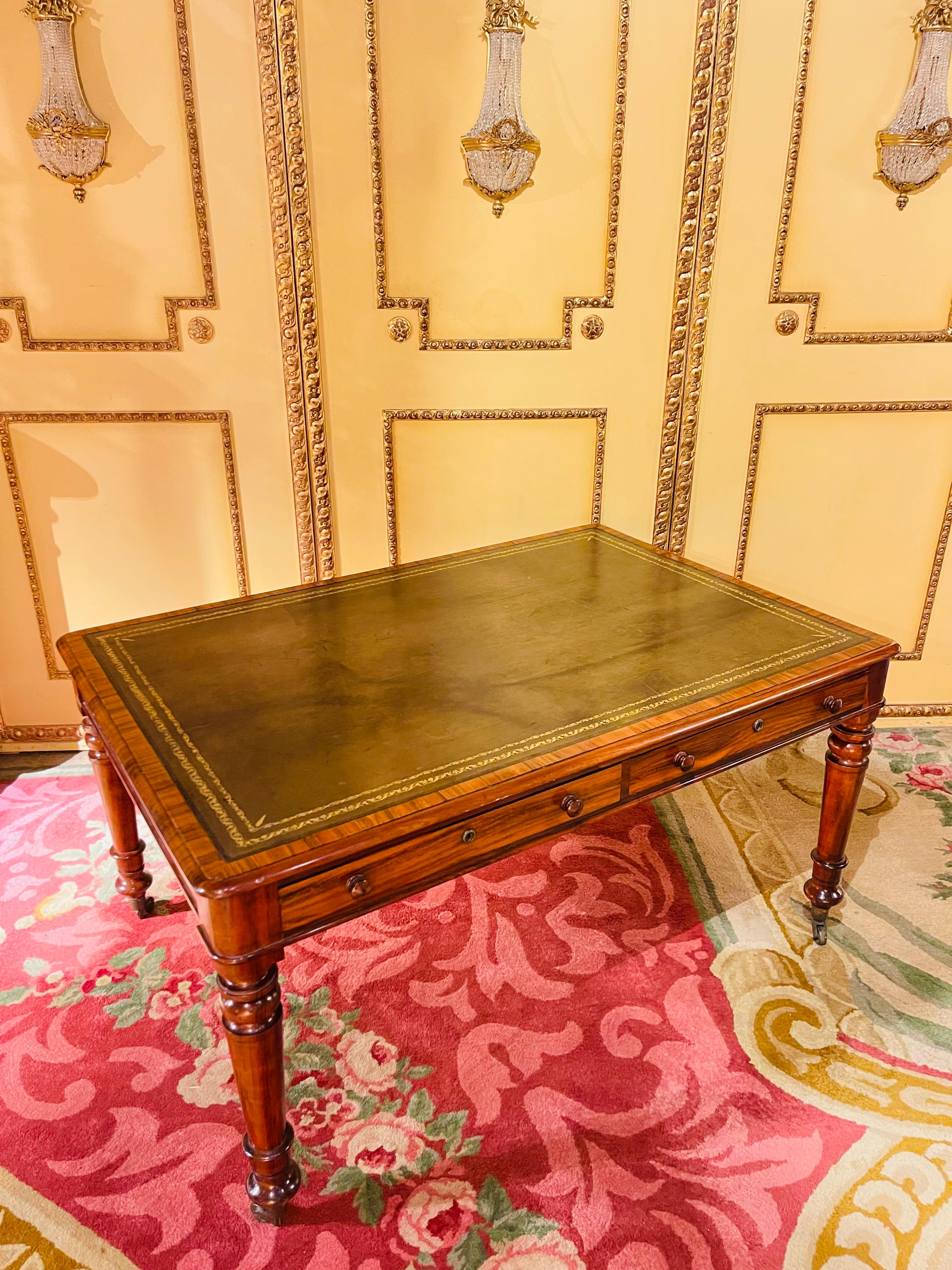 bureau d'associé anglais Victorien du 19ème siècle, pieds en forme de colonne, table à écrire

Pieds de table en forme de colonne. Bureau avec 4 tiroirs, plateau légèrement en saillie. Surface d'écriture avec un gaufrage en or exceptionnel.