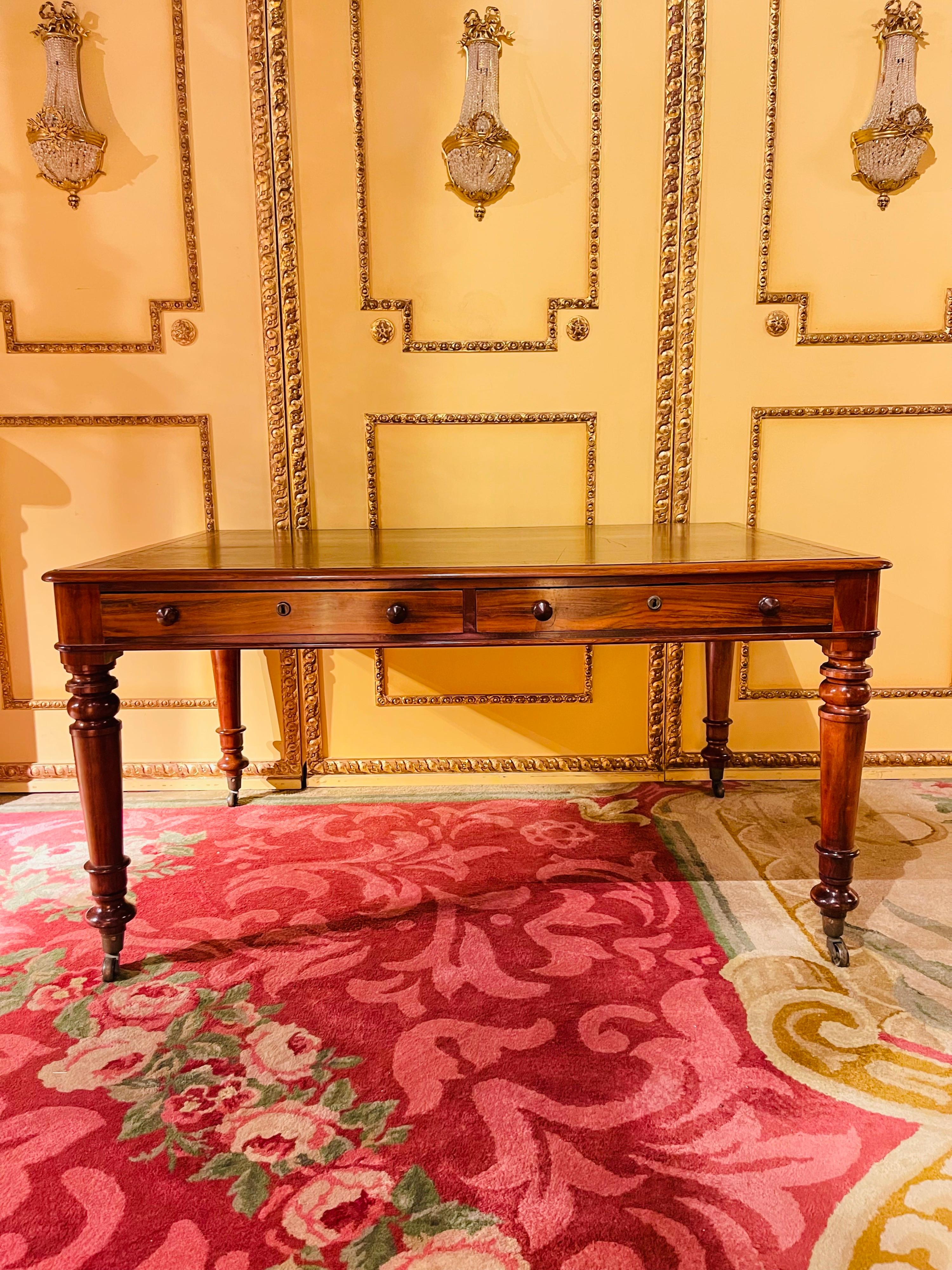 XIXe siècle Table à écrire en forme de colonne avec pieds en forme de colonne de bureau de style victorien anglais du 19ème siècle en vente