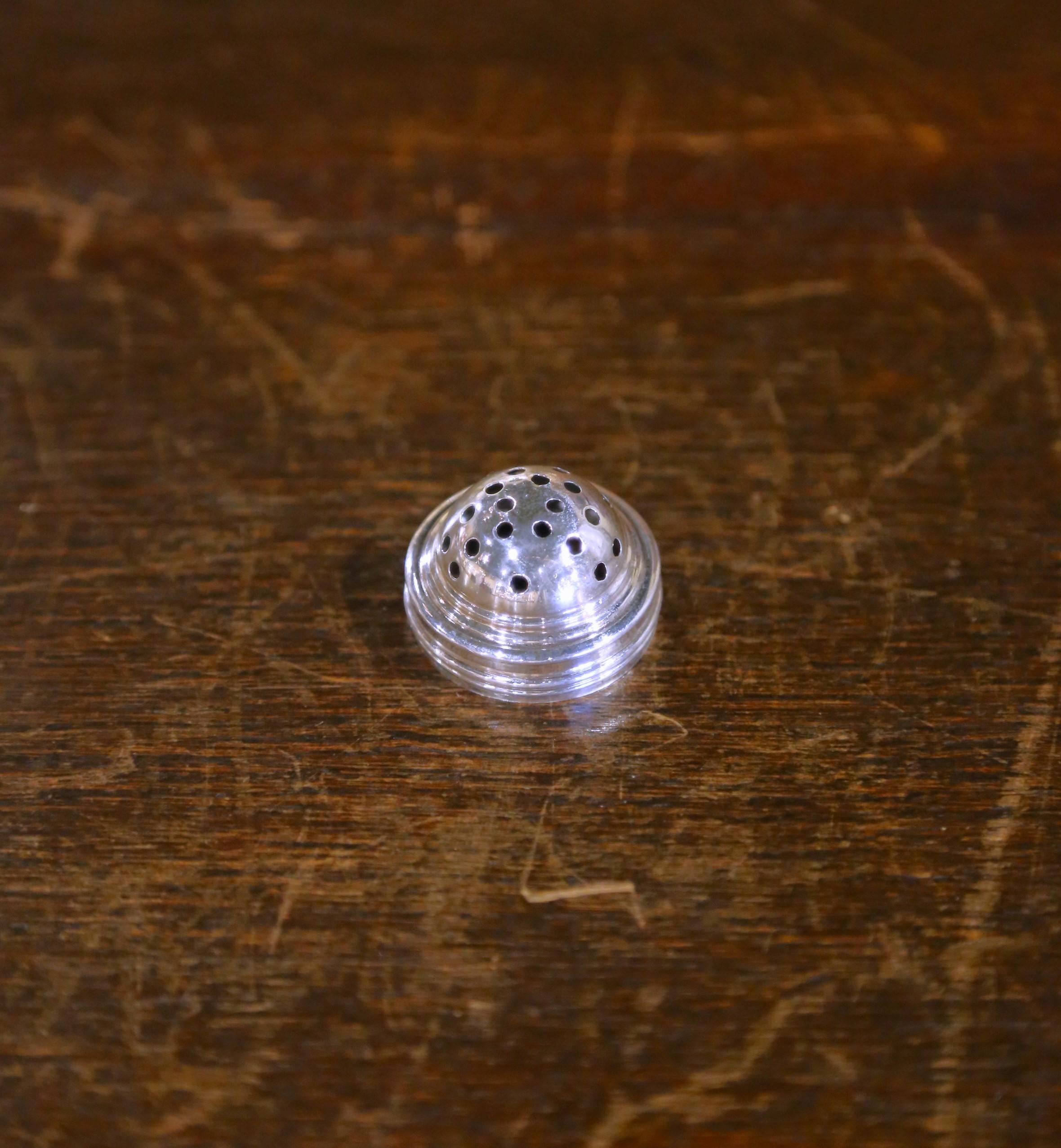 Ensemble de burettes anglaise victorienne du 19ème siècle en argent et cristal en vente 3