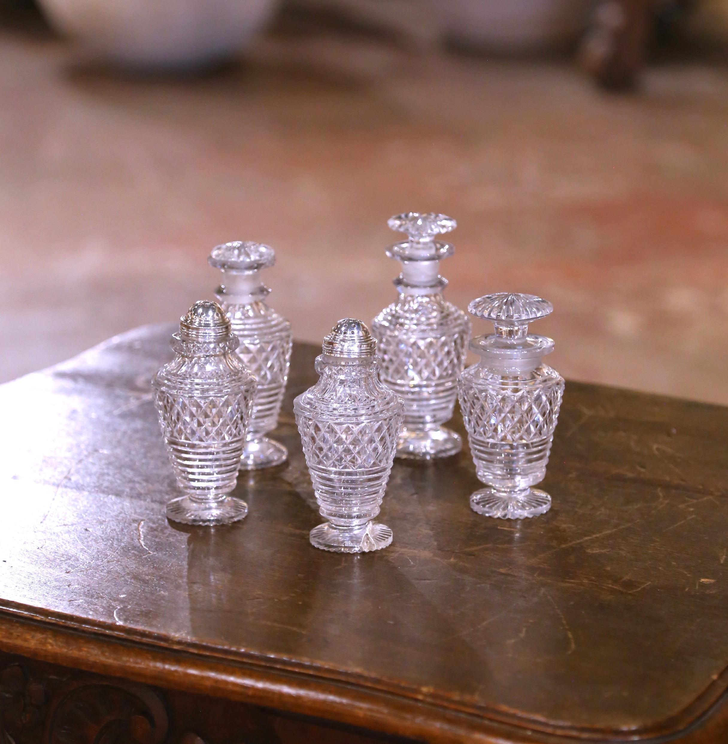 Anglais Ensemble de burettes anglaise victorienne du 19ème siècle en argent et cristal en vente