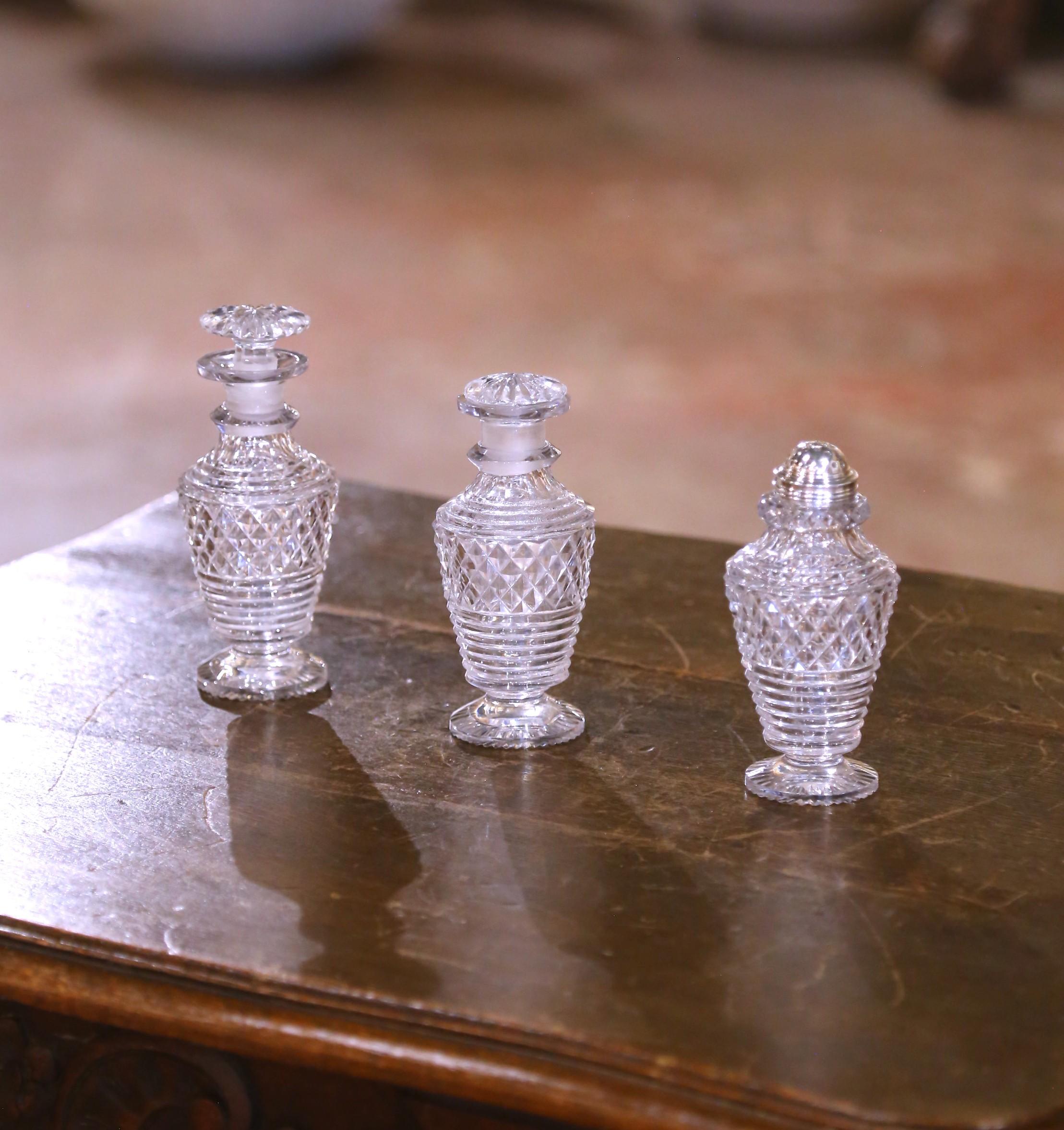 Ensemble de burettes anglaise victorienne du 19ème siècle en argent et cristal Bon état - En vente à Dallas, TX