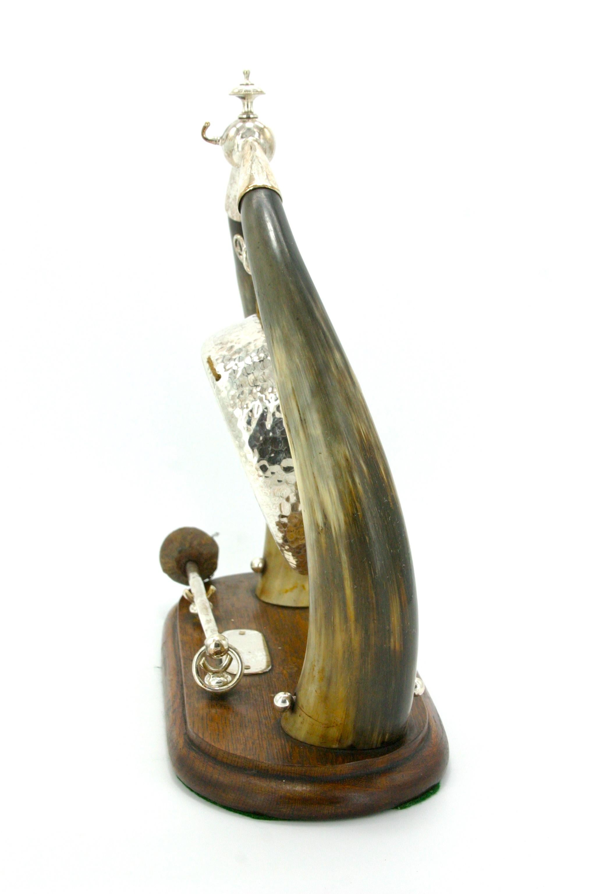 Großer englischer Tischgong aus Silber und Horn aus dem 19. Jahrhundert mit dem originalen Eichenholz-Schlagbrett und Sockel im viktorianischen Stil. Dieser feine Tafelgong hat einen schönen weichen Ton und ein schönes Horn-Design mit