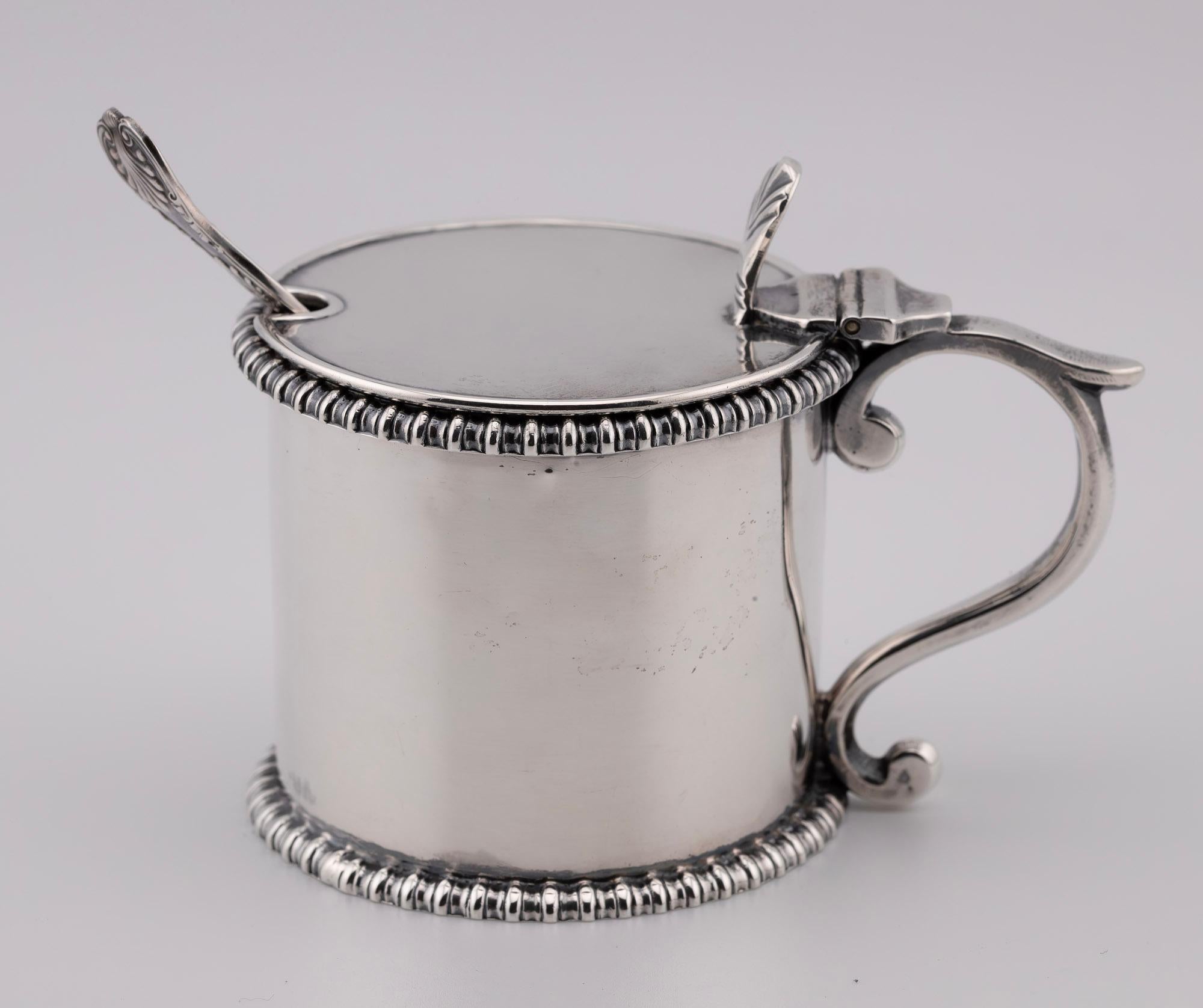 Dieser charmante kleine viktorianische Senftopf aus dem 19. Jahrhundert wurde von Harrison Fisher in Sheffield, England, hergestellt und gestempelt. Der Topf ist auf dem Deckel verziert und enthält einen roten Glaseinsatz und einen passenden kleinen