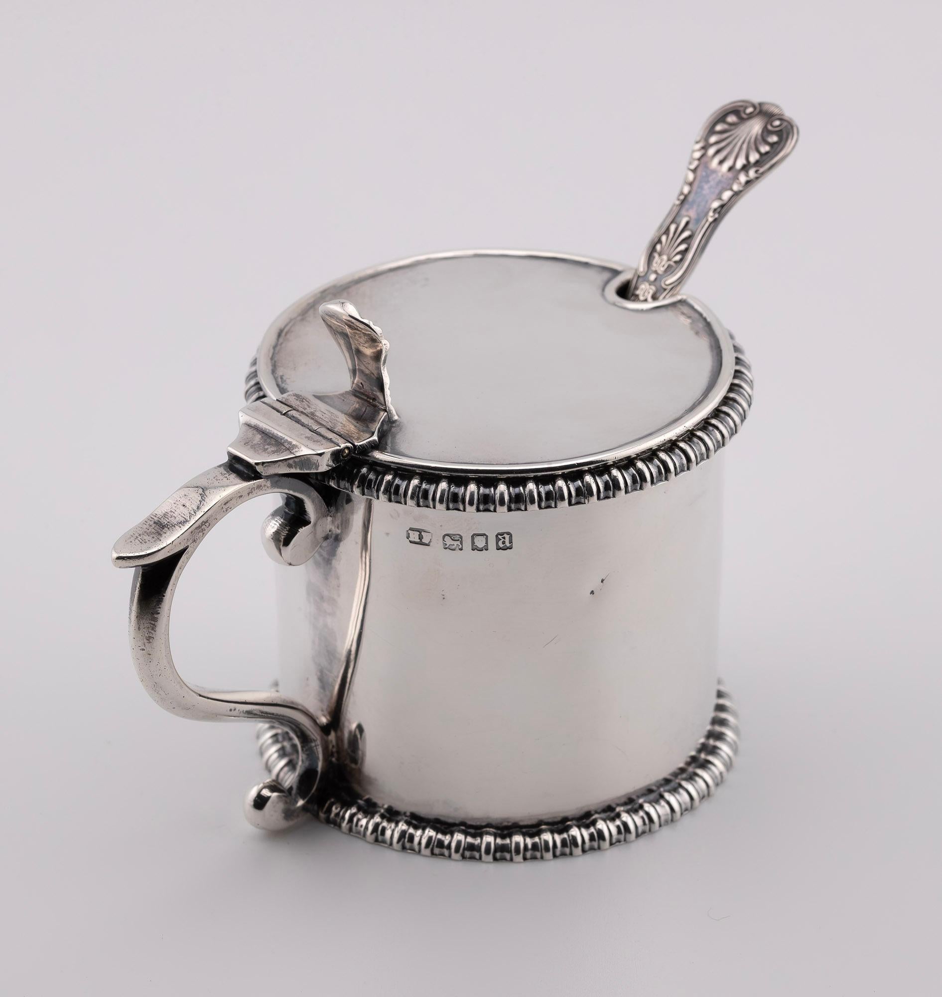 19. Jahrhundert viktorianischen englischen Sterling Silber Senftopf mit Deckel und Löffel (Englisch) im Angebot