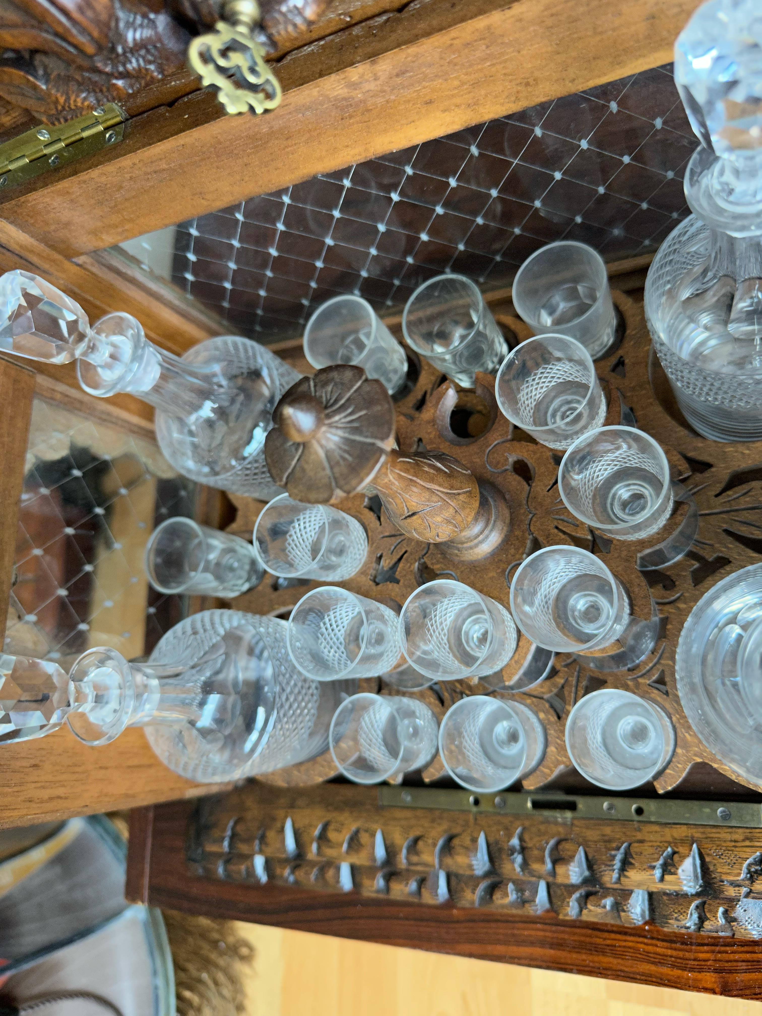 Tantale à liqueur de la forêt noire du 19e siècle de l'époque victorienne avec verres et carafes en vente 3