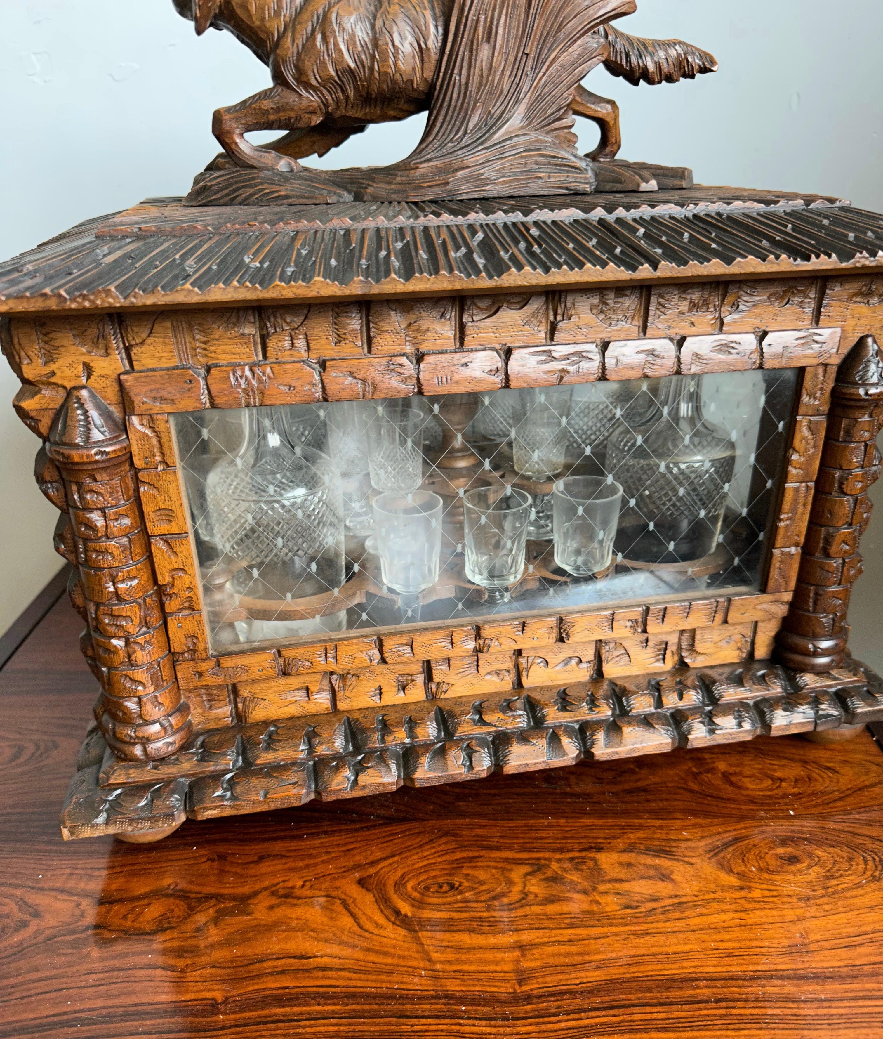 Schwarzwälder Tantalus aus der viktorianischen Ära des 19. Jahrhunderts mit Gläsern und Karaffen (Glas) im Angebot