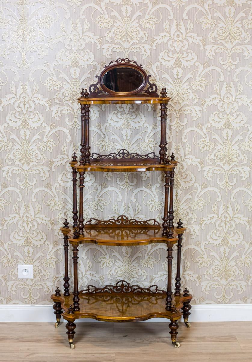 We present you this antique piece of furniture from the Victorian era, dated Q3 of the 19th century.
The étagère has five shelves which are supported by turned columns.
Furthermore, the whole is placed on the legs with rolls.
The shelves are