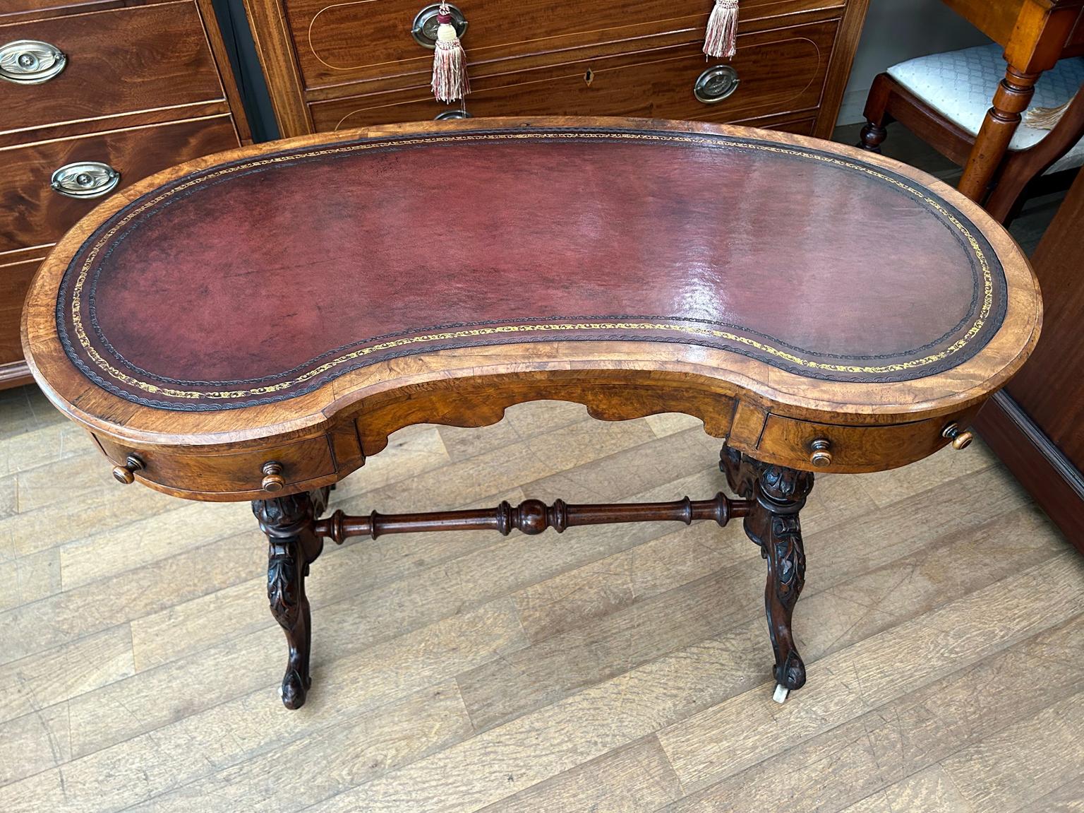 19th Century Victorian Figured Walnut Kidney shaped Writing Table In Good Condition In Richmond, Surrey
