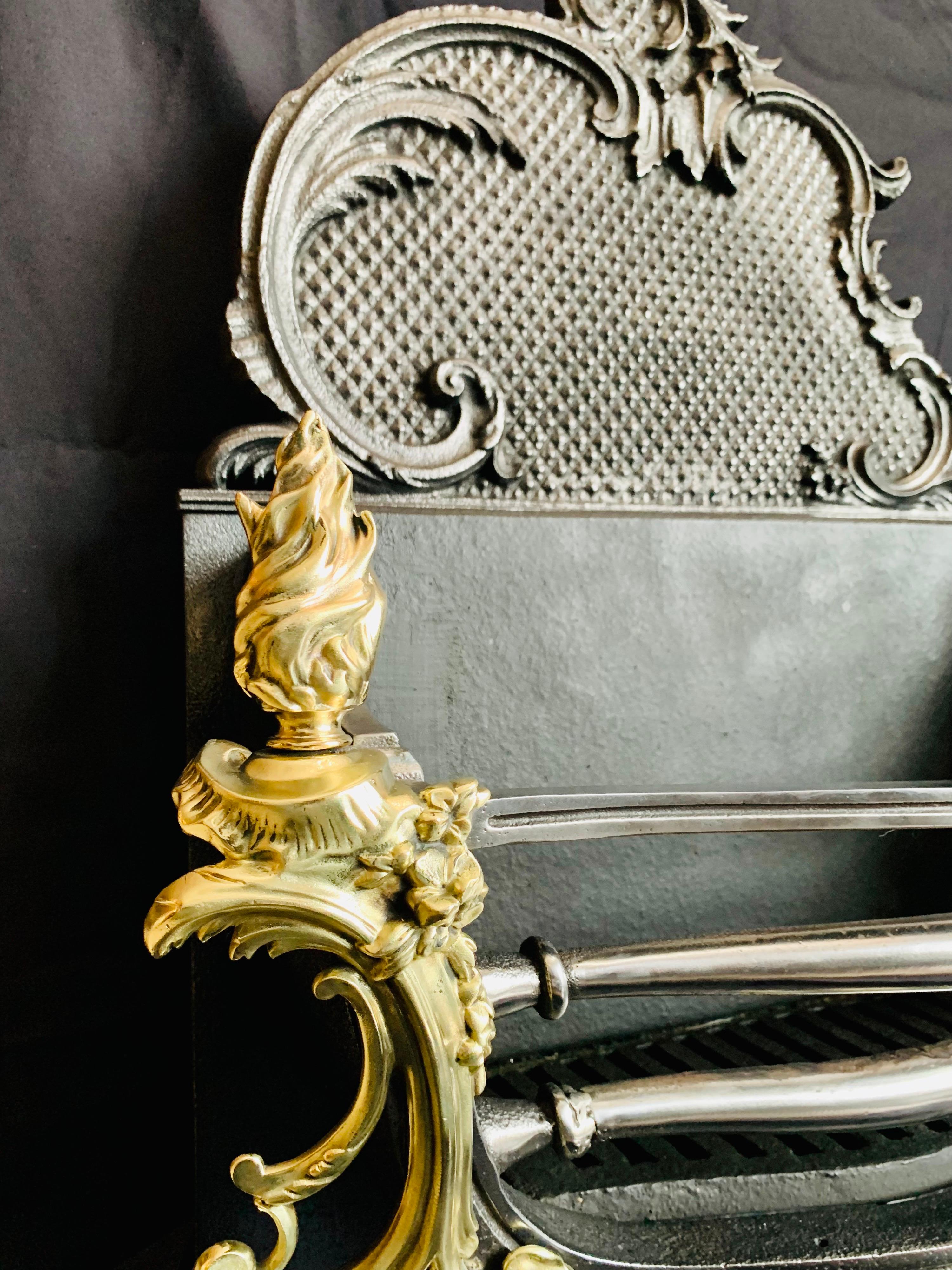 Panier à grille de cheminée de style rococo français victorien du 19ème siècle en laiton et fer en vente 4