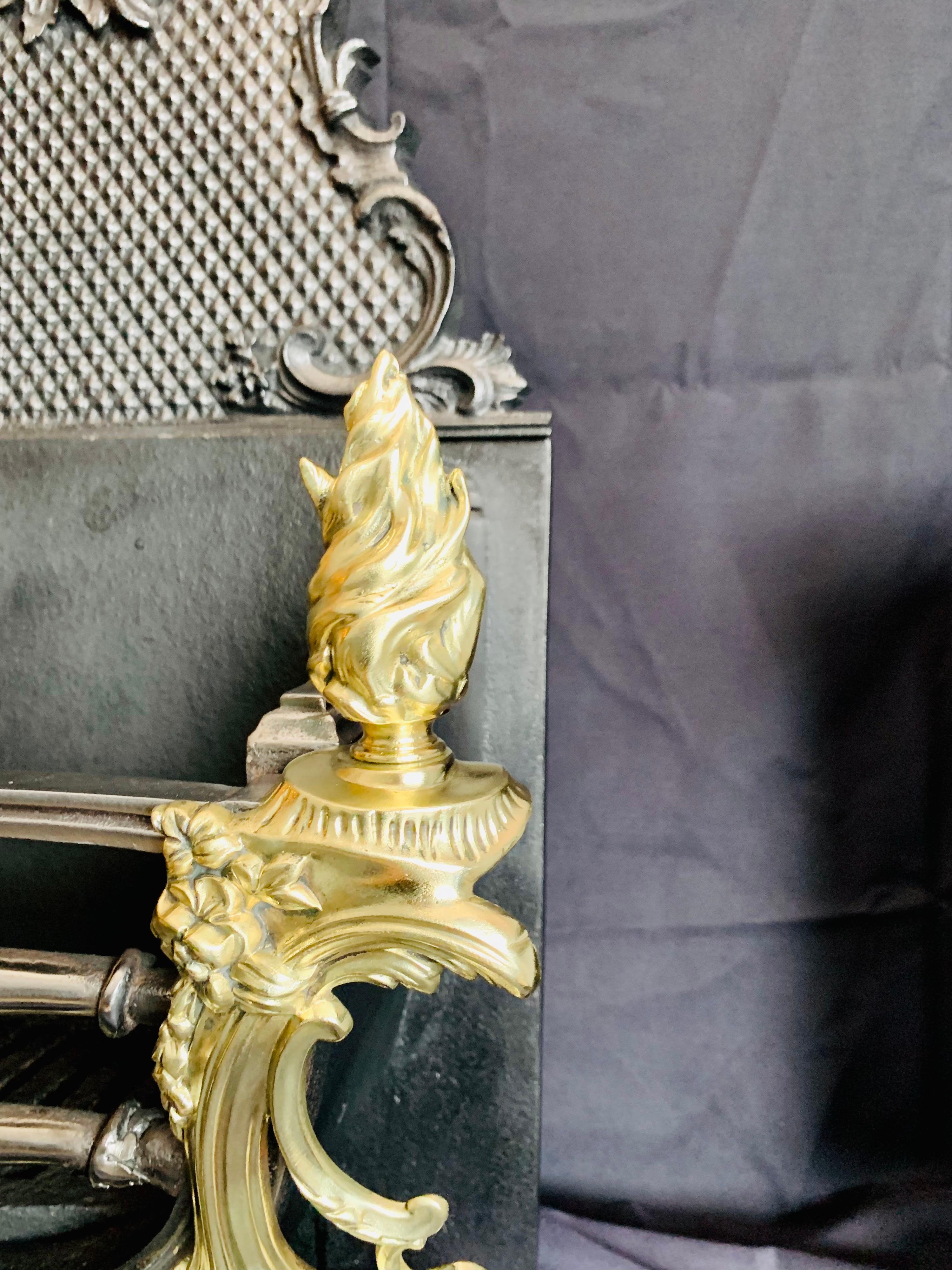 Cesto de latón y hierro para rejilla de chimenea victoriana del siglo XIX de estilo French Rococo en venta 5