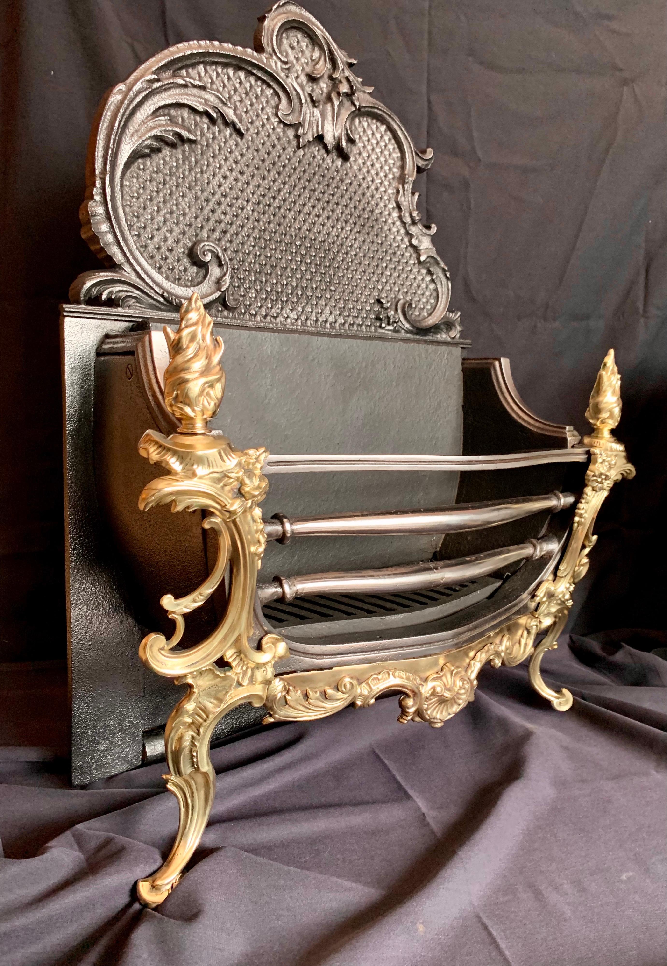 Panier à grille de cheminée de style rococo français victorien du 19ème siècle en laiton et fer en vente 7