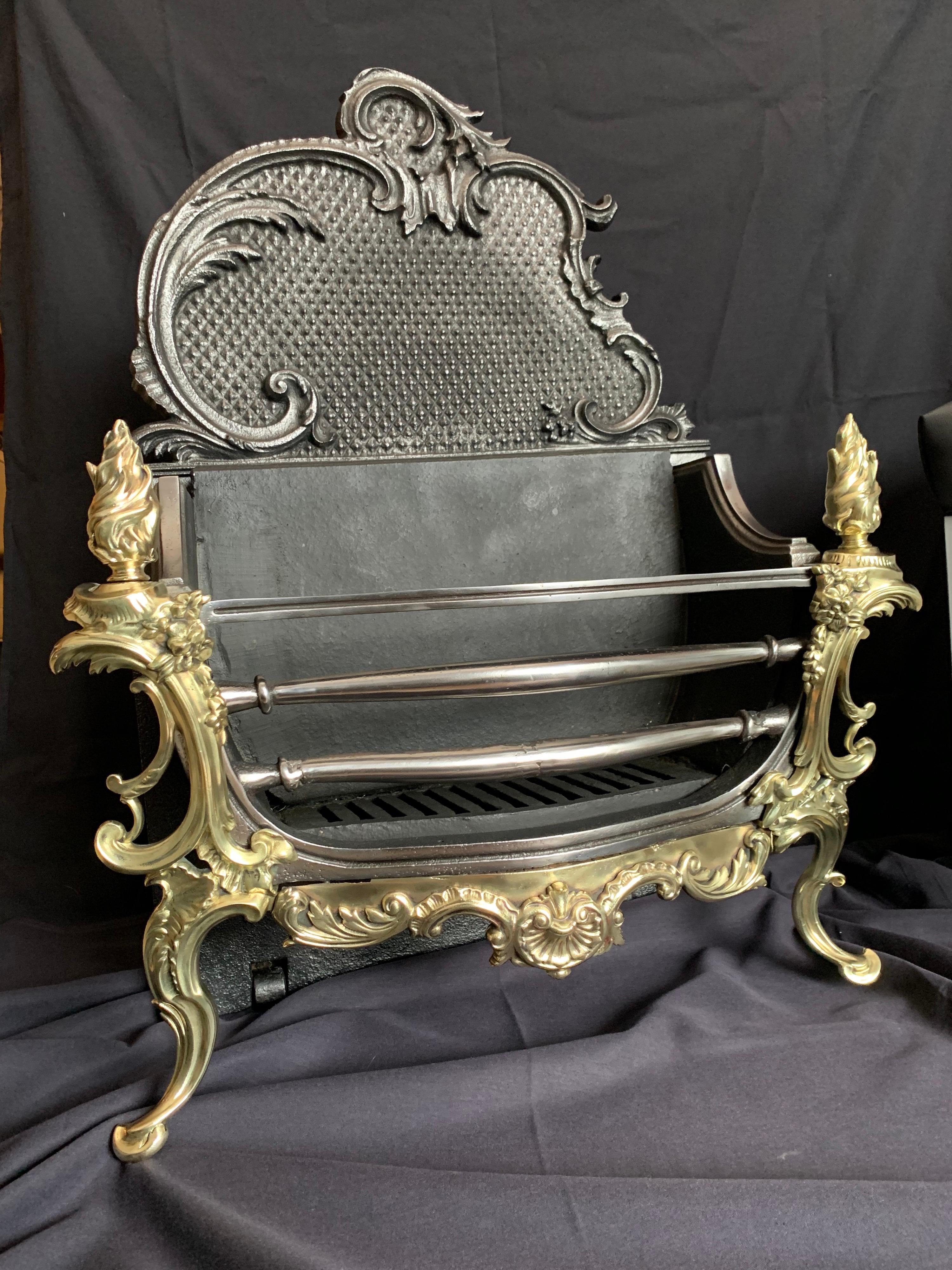 Rococo Panier à grille de cheminée de style rococo français victorien du 19ème siècle en laiton et fer en vente
