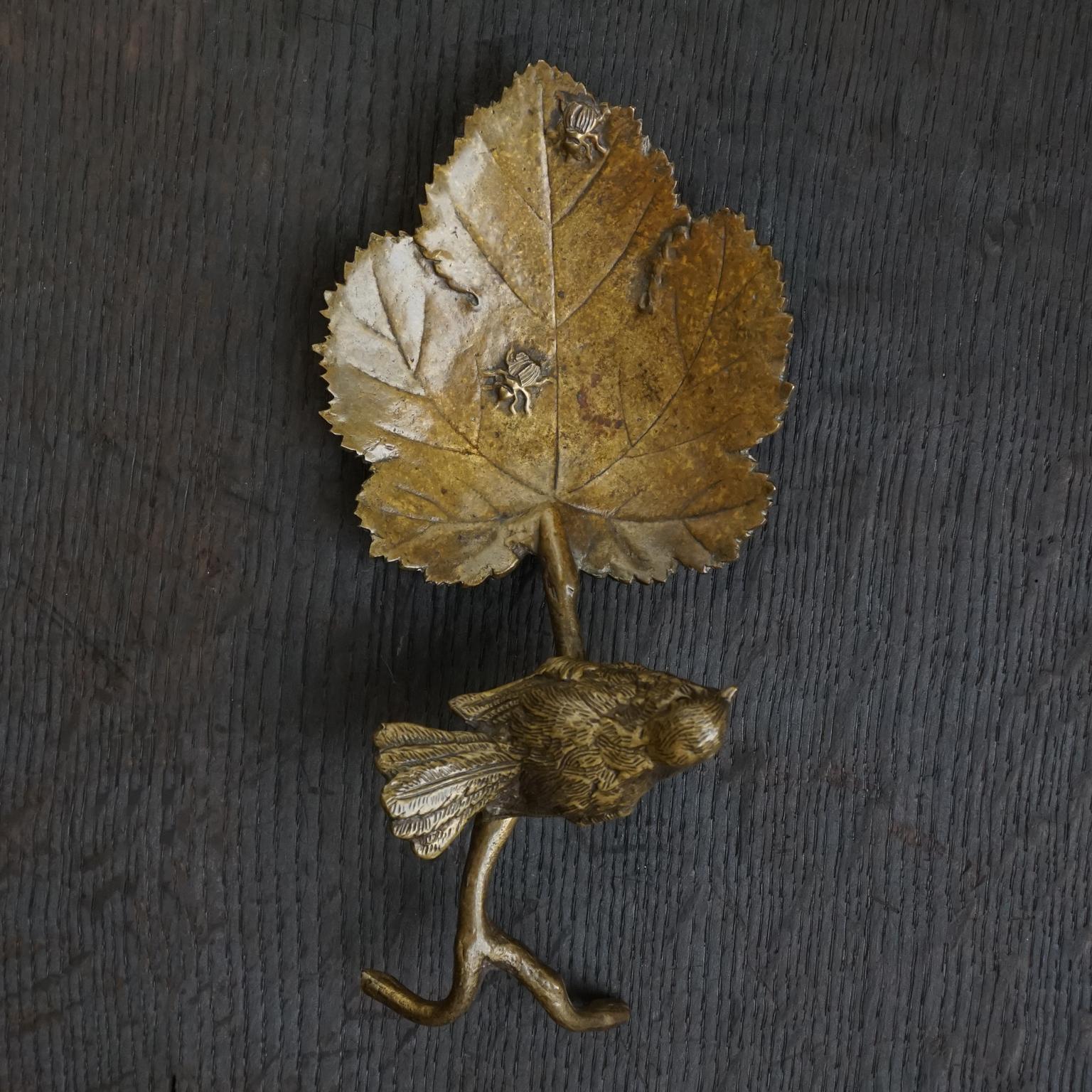 Late Victorian or Aesthetic Movement gilt bronze trinket dish or vide poche or calling card dish.
With a little detailed sparrow on the branche and two little beetle insects on the leaf.