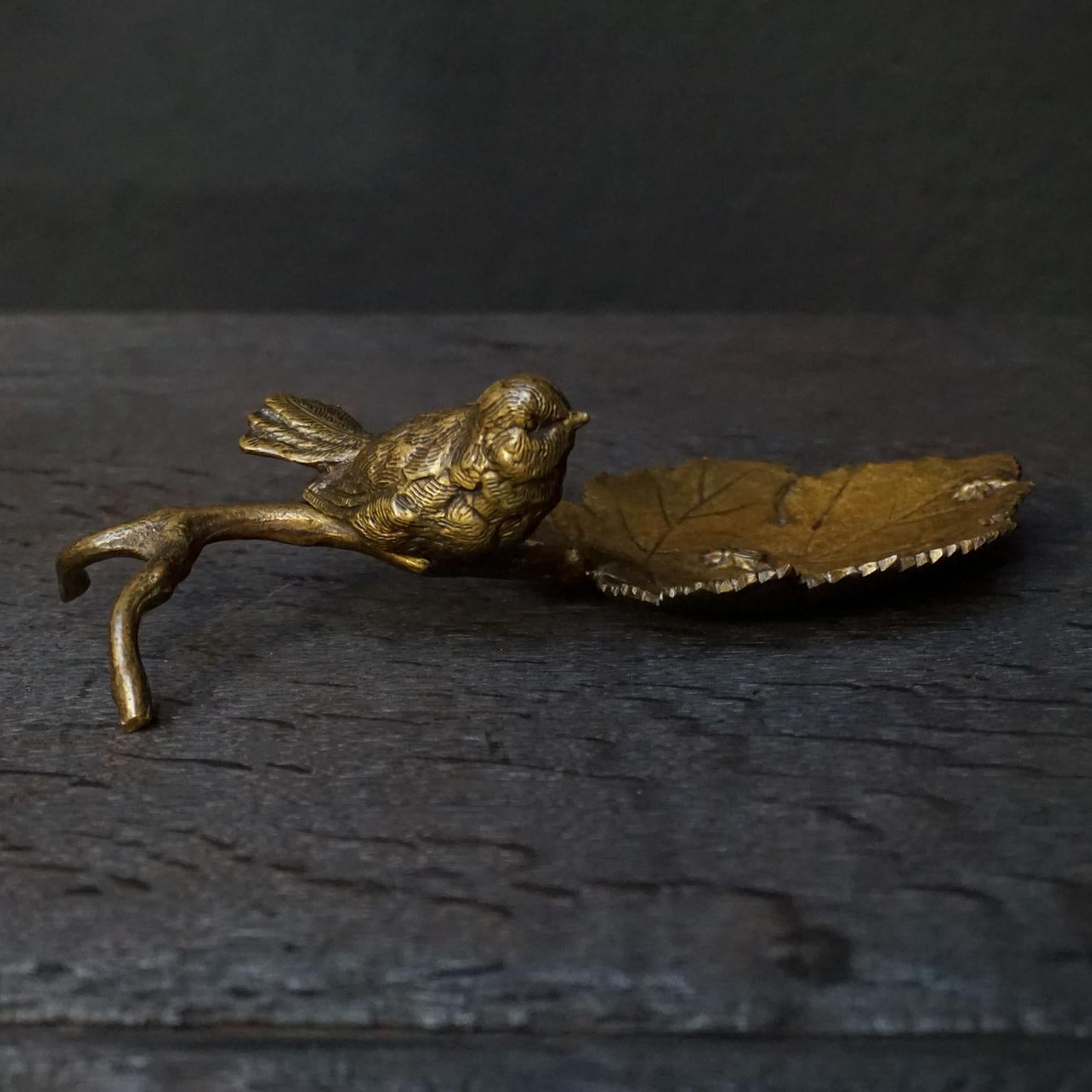 Viktorianische Trinket-Schale aus vergoldeter Bronze mit Blattgold und Käfern aus dem 19. Jahrhundert (Spätviktorianisch) im Angebot