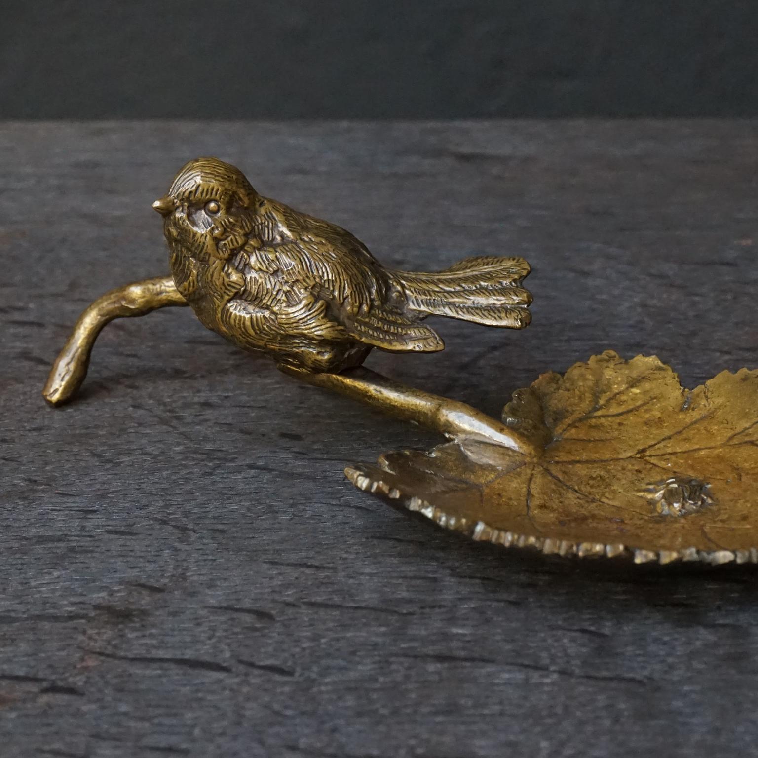 European 19th Century Victorian Gilt Bronze Leaf Trinket Dish with Sparrow and Beetles For Sale