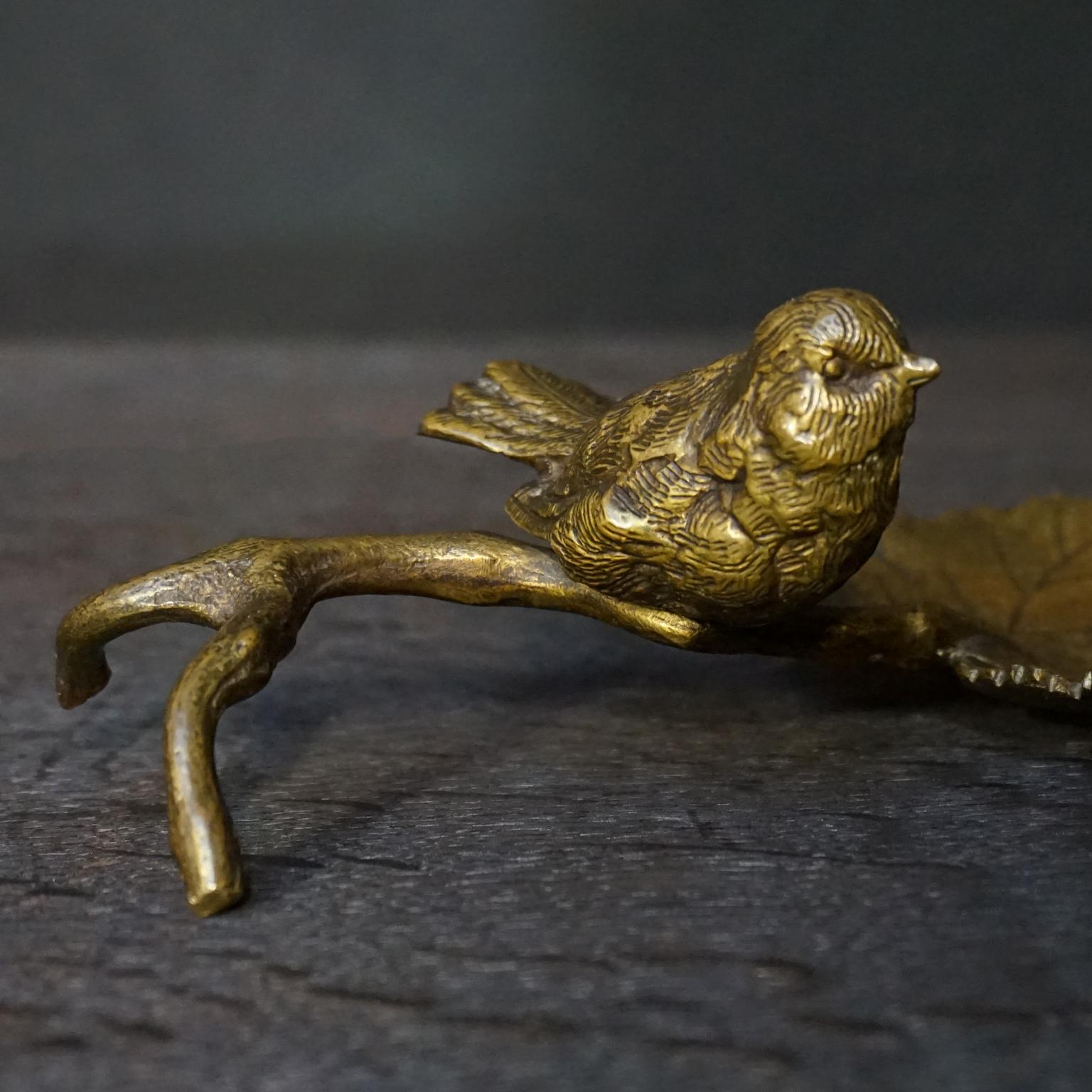 19th Century Victorian Gilt Bronze Leaf Trinket Dish with Sparrow and Beetles In Good Condition For Sale In Haarlem, NL