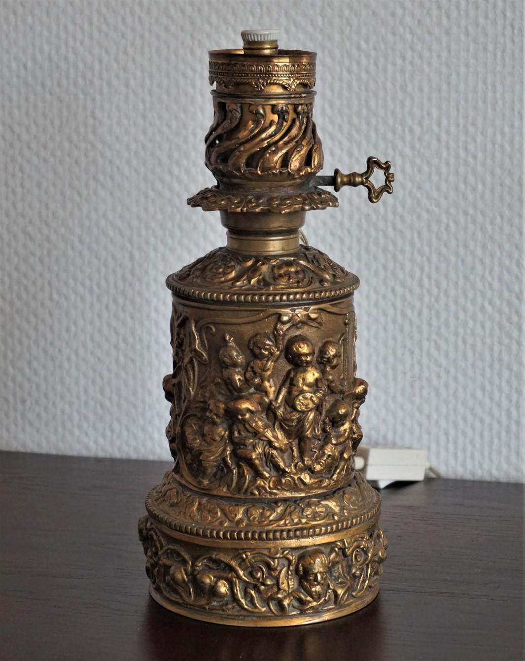 19th Century Victorian Gilt Bronze Oil Lamp Converted to Electric, Table Lamp In Good Condition In Frankfurt am Main, DE