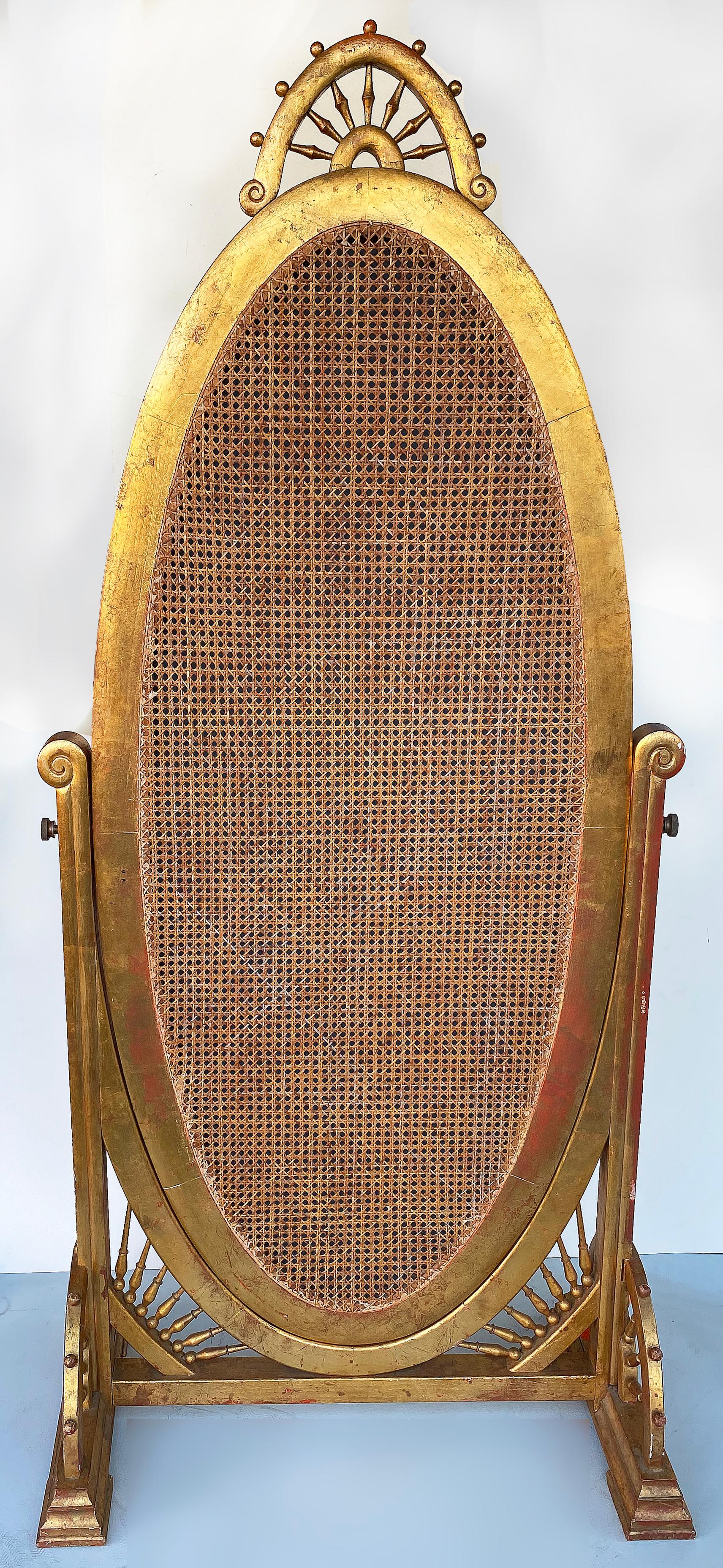 Viktorianischer vergoldeter Chevalspiegel aus dem 19. Jahrhundert auf Ständer mit Rohrrücken

Angeboten wird ein spätes 19. Jahrhundert viktorianischen vergoldetem Holz Cheval Spiegel auf Stand. Der Rahmen aus vergoldetem Holz enthält gedrechselte